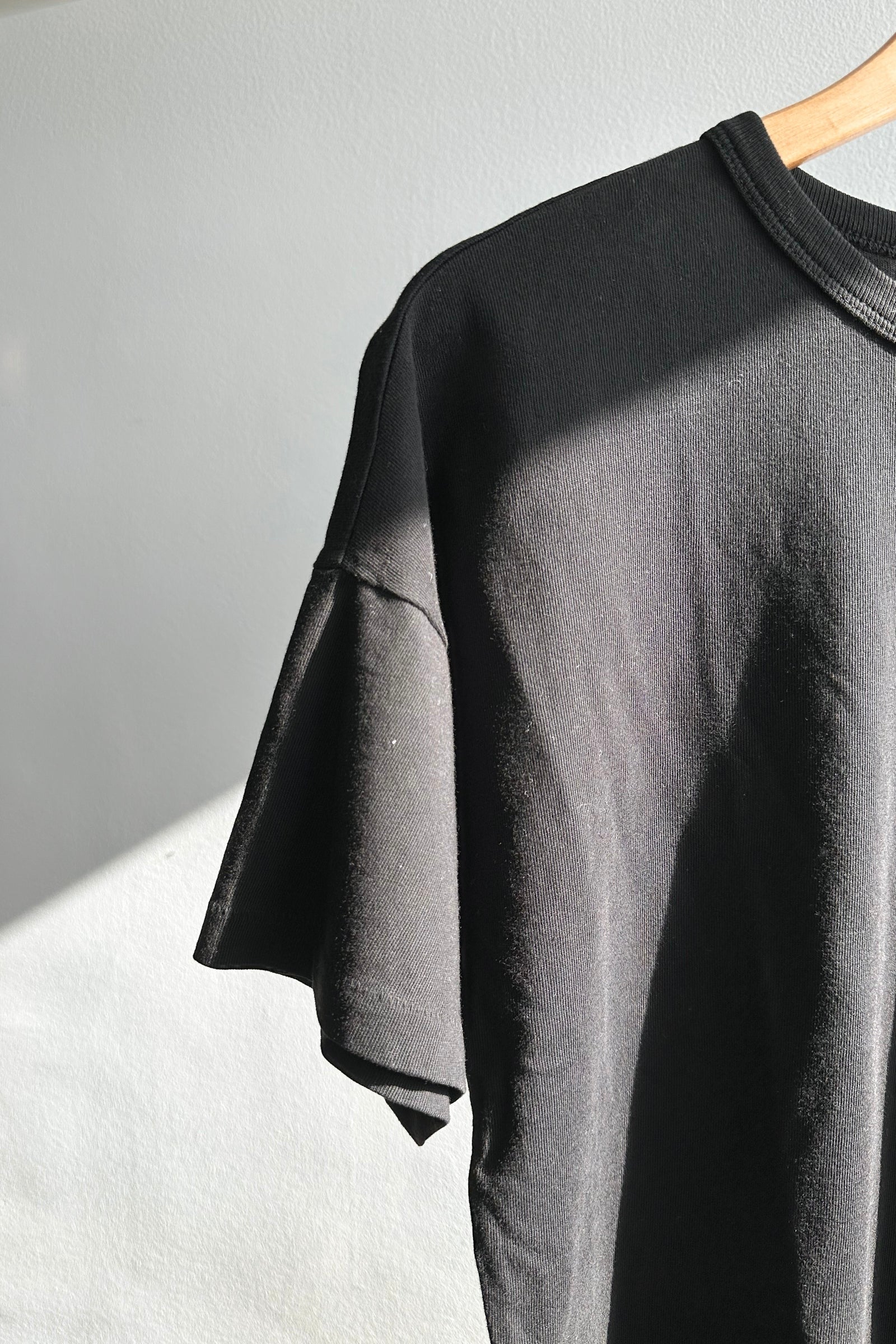 Her Tee / True Black