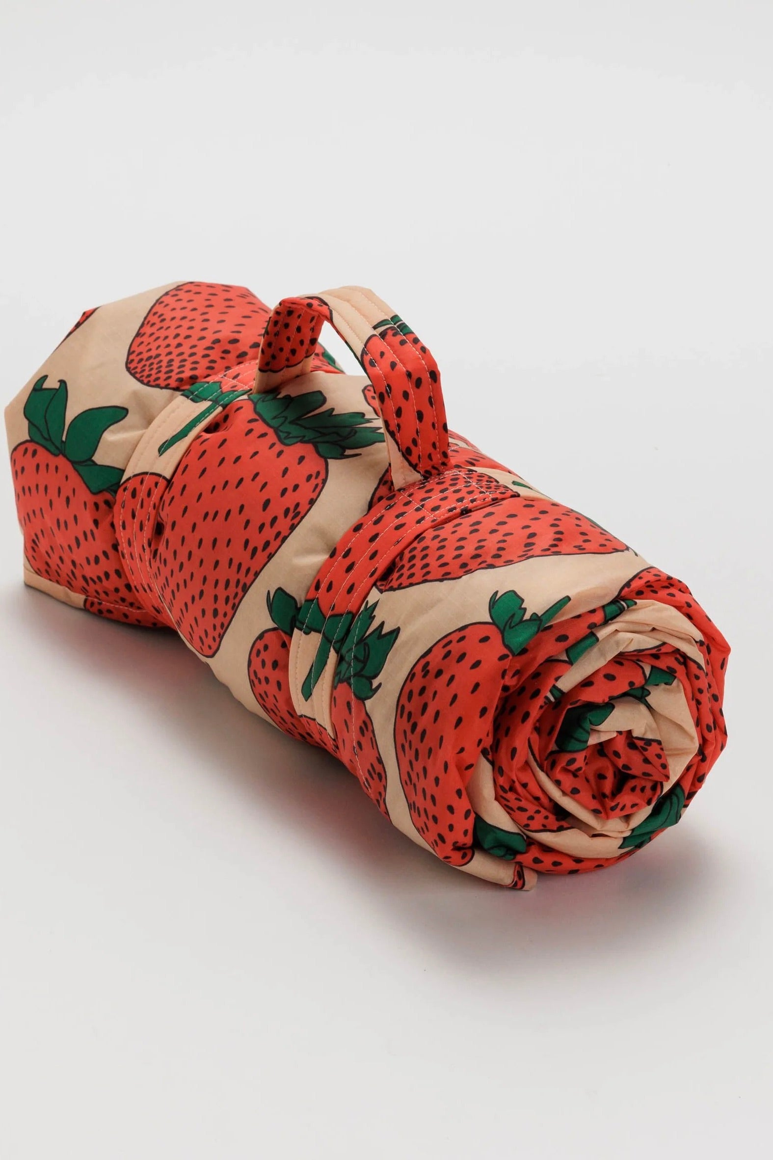 Baggu Puffy Picnic Blanket / Strawberry