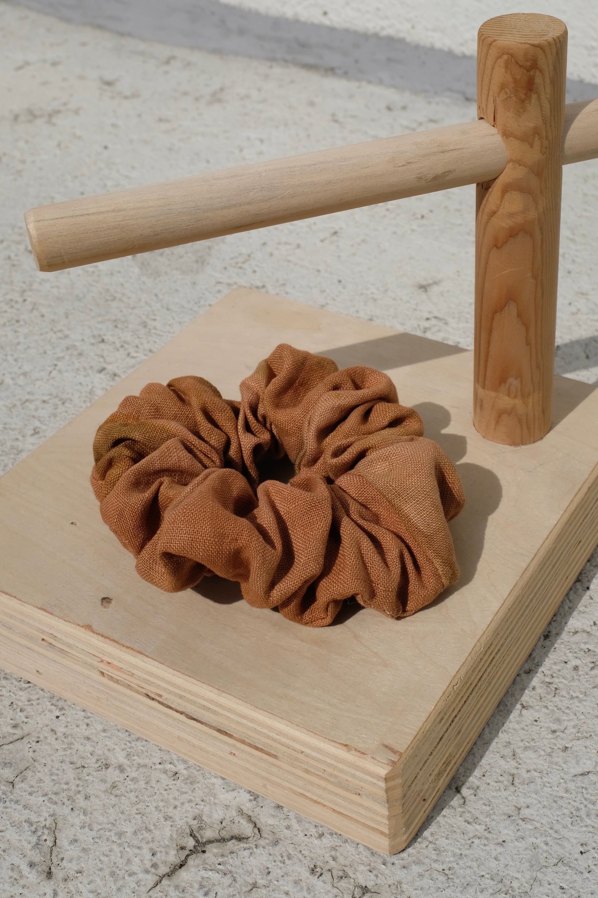 Linen Scrunchie / Cutch + Red Onion