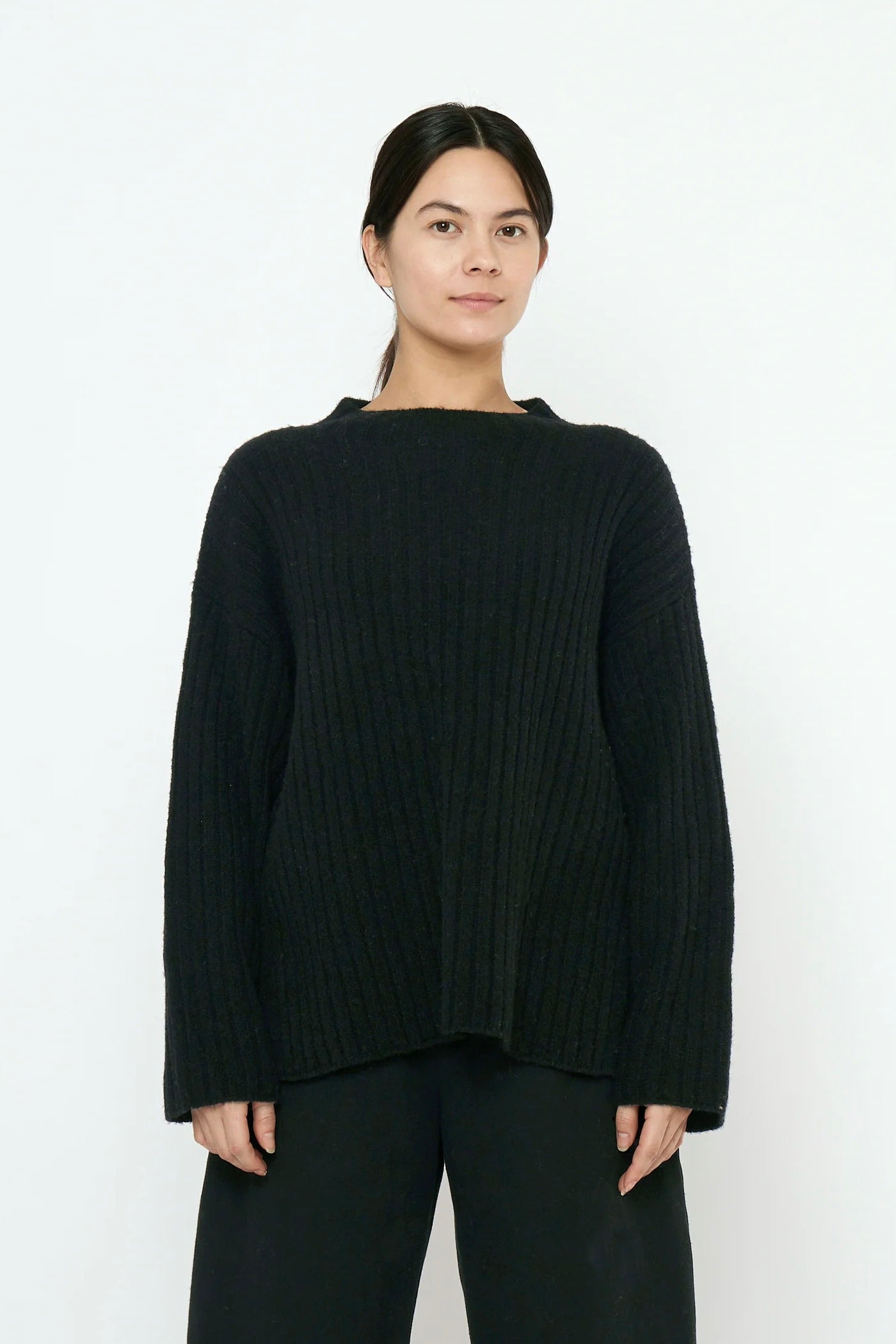 7115 by szeki Oversized Ribbed Mockneck / Black