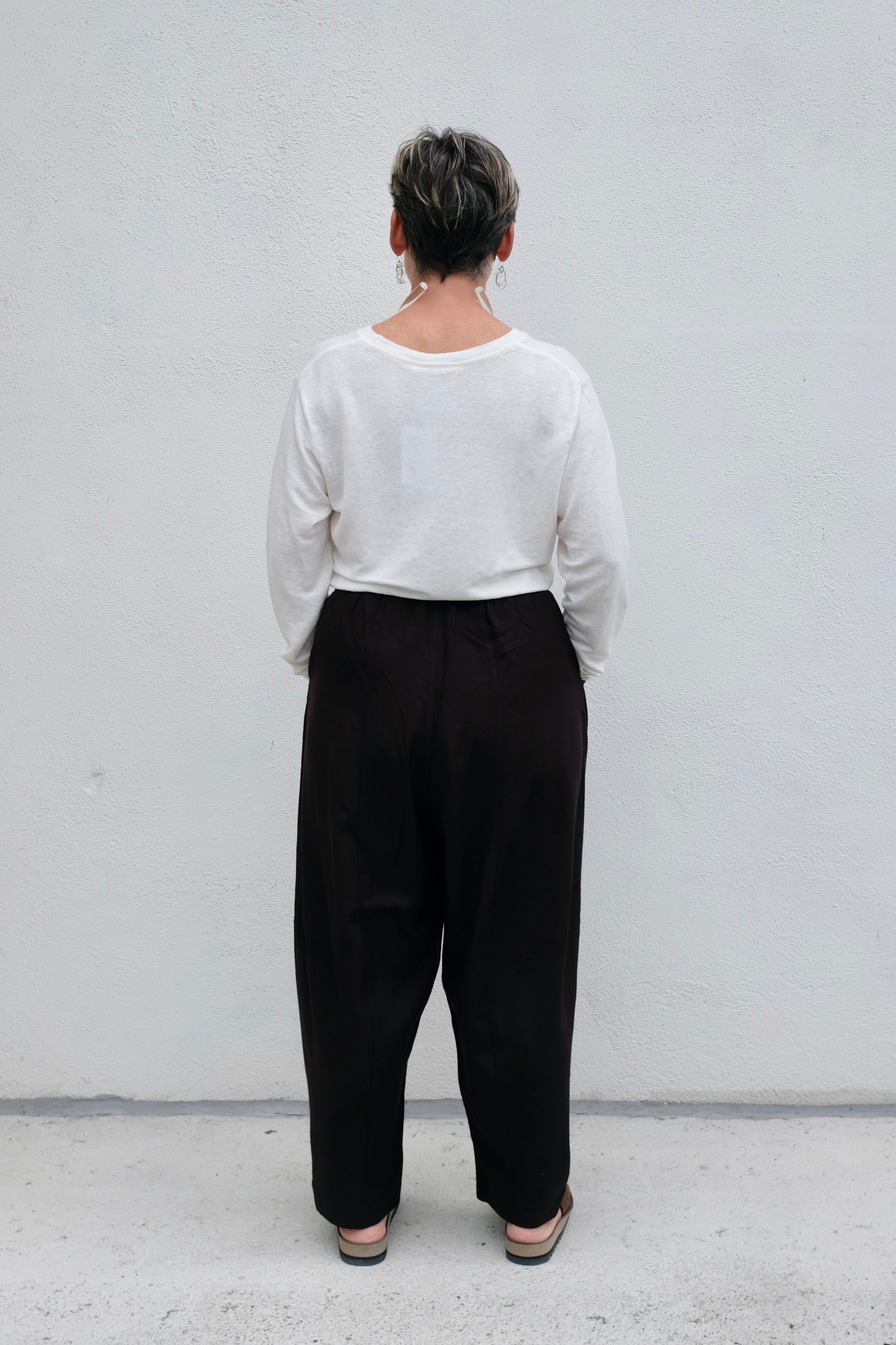 7115 by Szeki Elastic Panel Barrel Trouser SS25 / Black