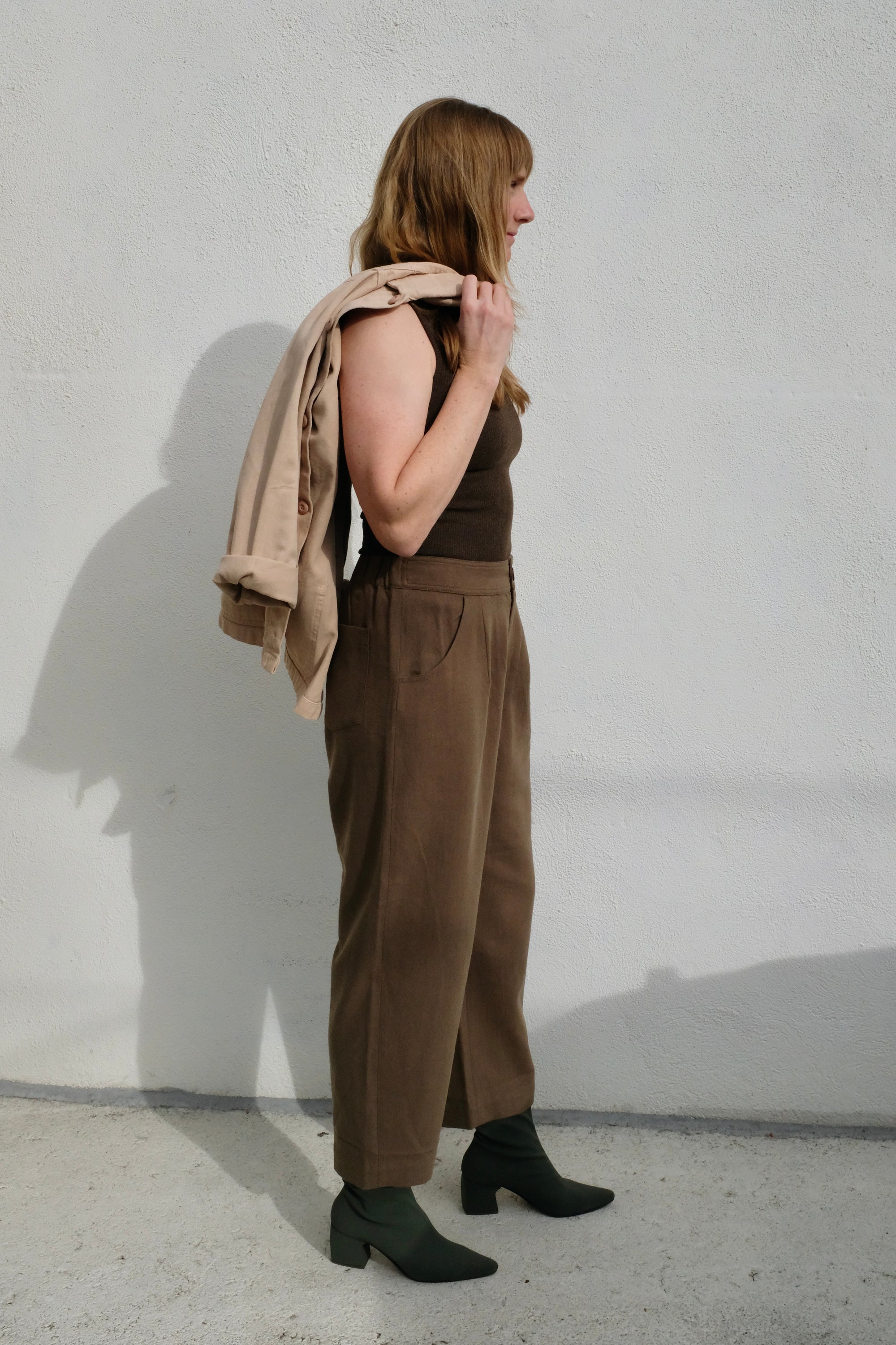 7115 by Szeki Signature Curved Legged Trouser SS25 / Olive