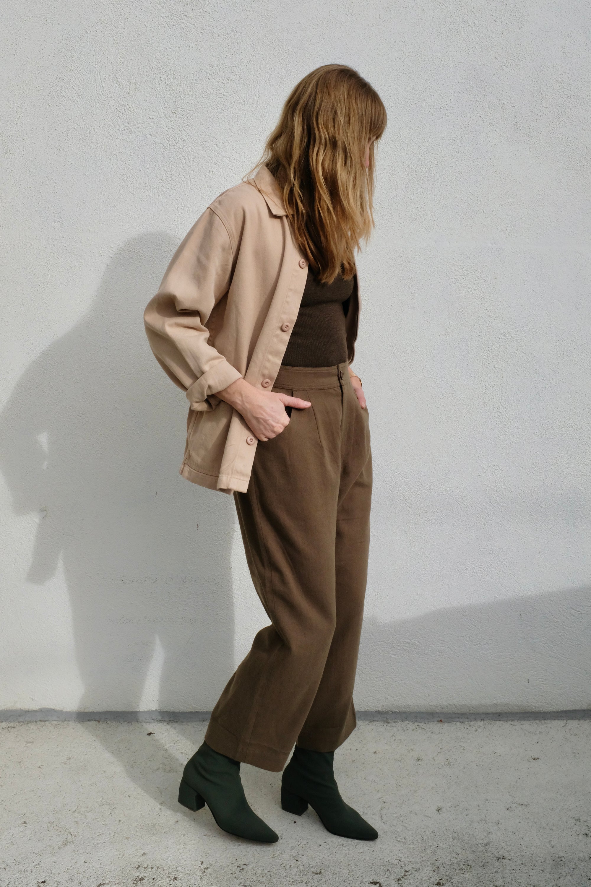 7115 by Szeki Signature Curved Legged Trouser SS25 / Olive