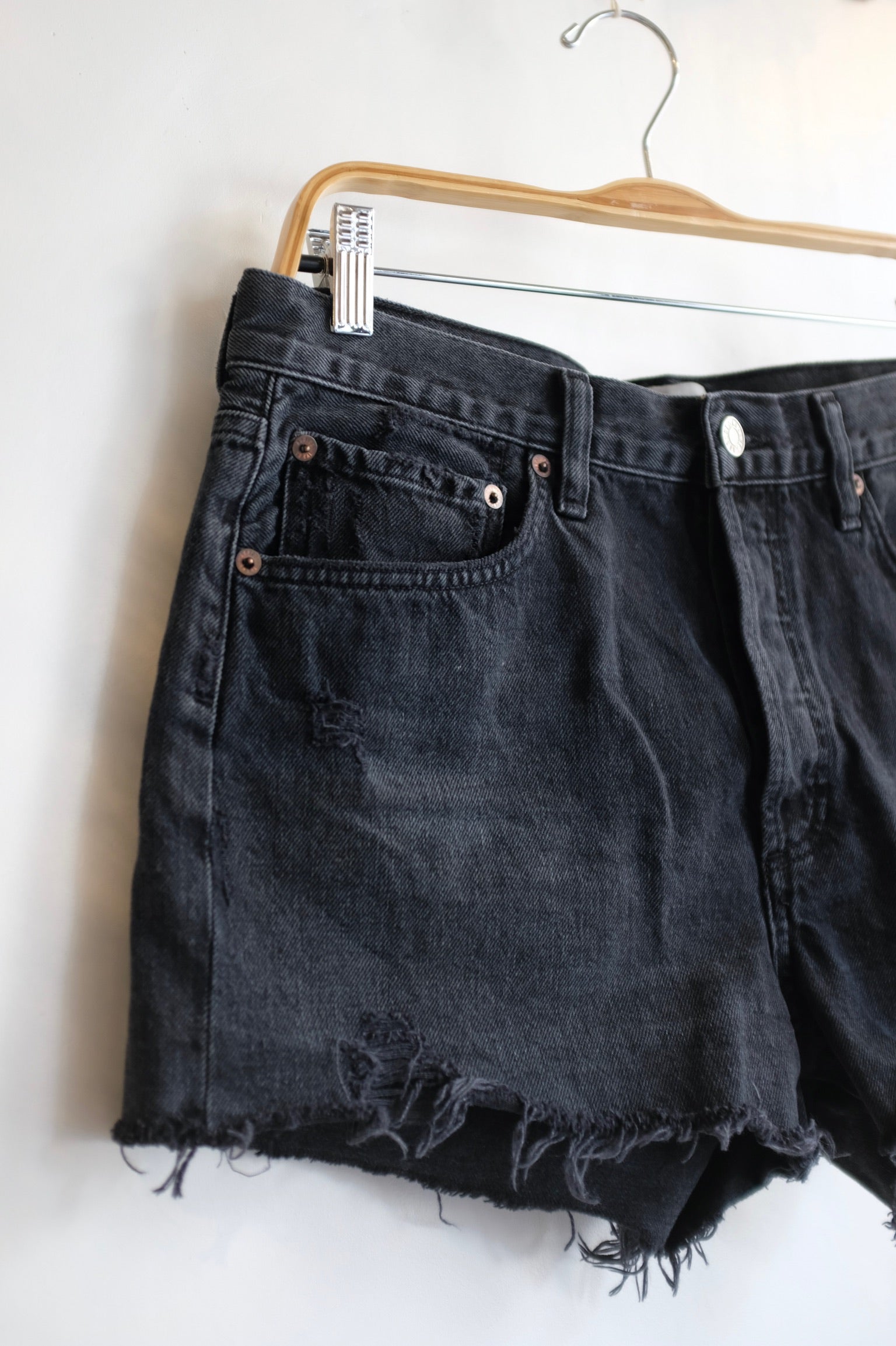 Pre-loved / Agolde Parker Shorts in Black / Size 29