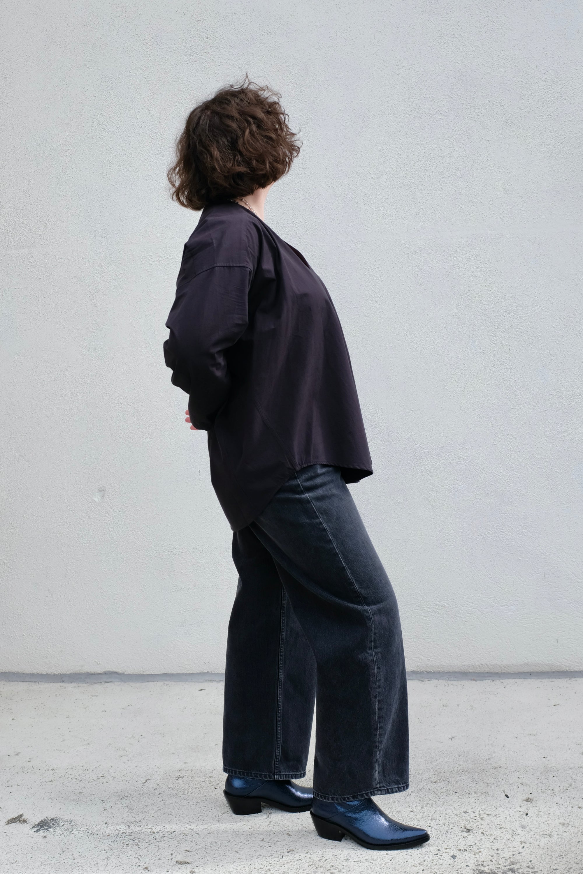 7115 by Szeki V-Neck Cocoon Top / Black