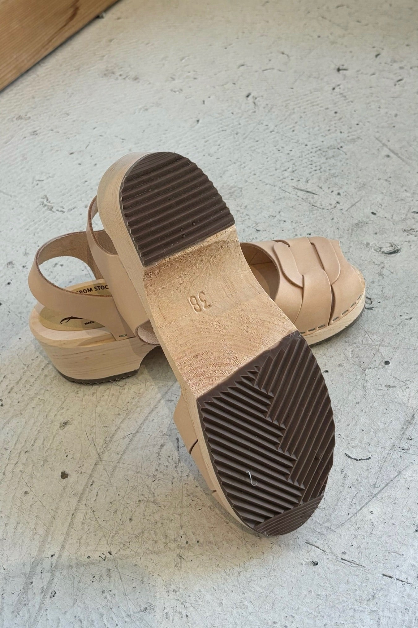 Lotta Low Peep Toe Clogs / Natural