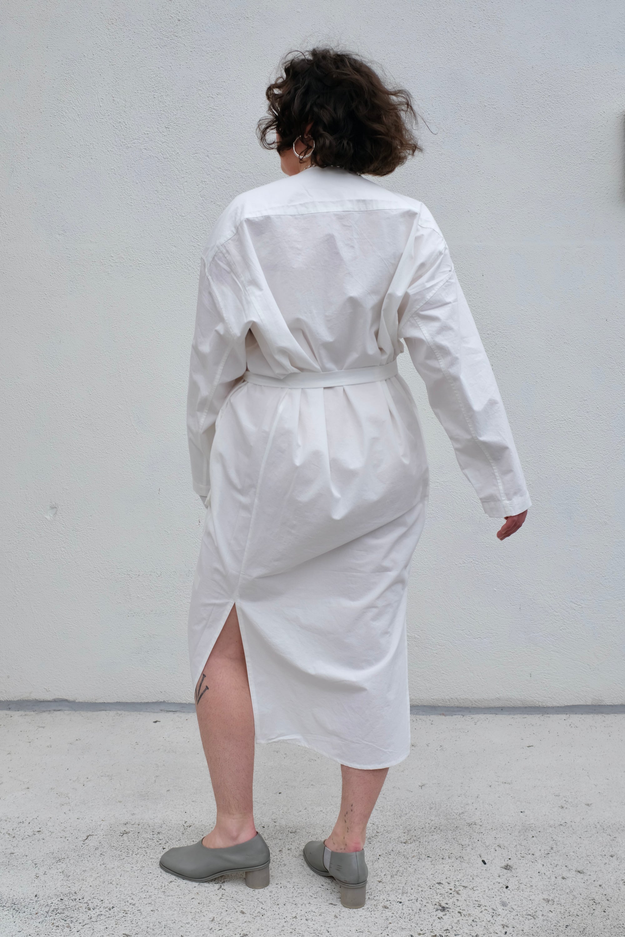 7115 by Szeki V-Neck Cocoon Midi Dress / Off White