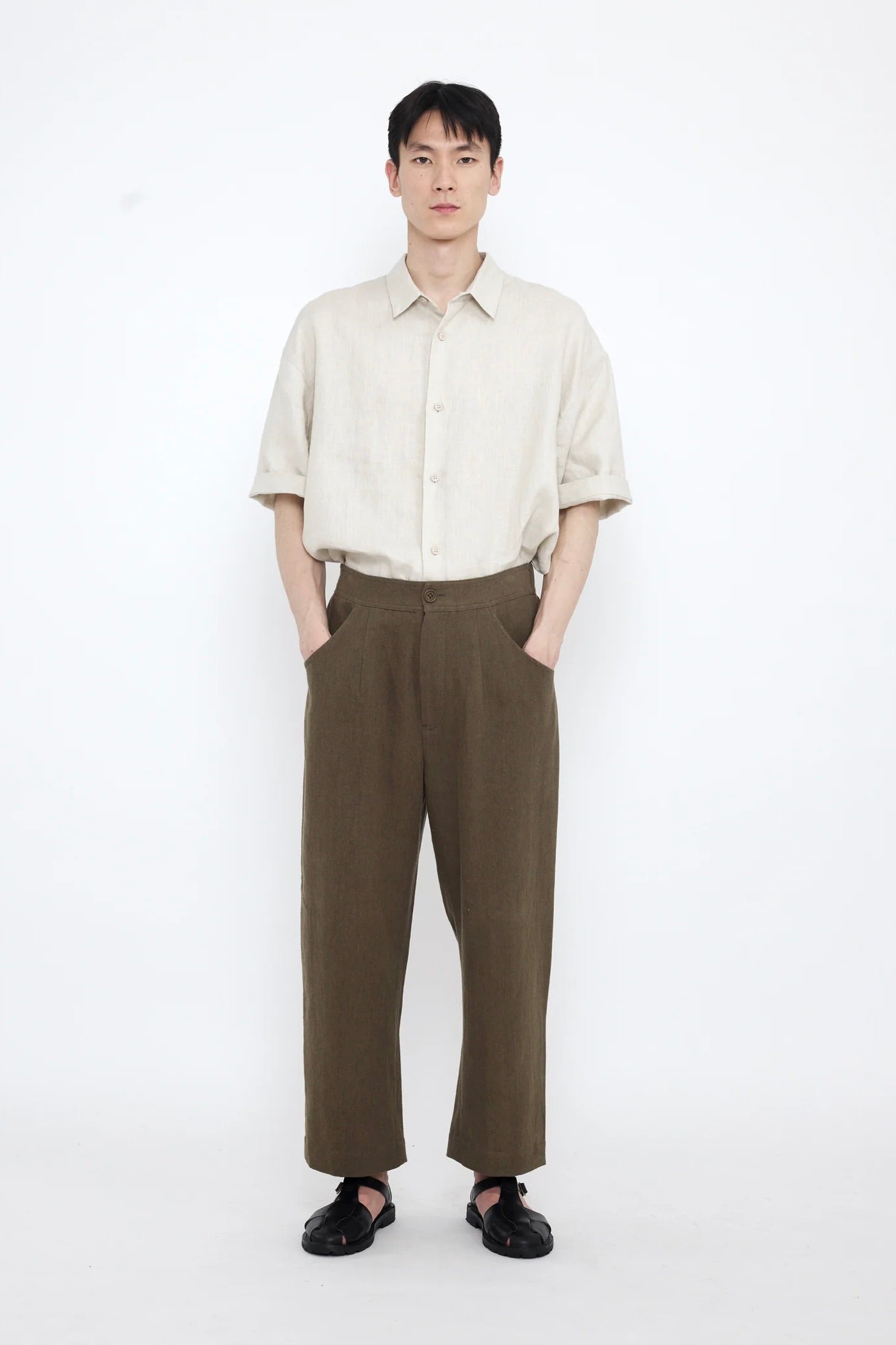 7115 by Szeki Signature Curved Legged Trouser SS25 / Olive