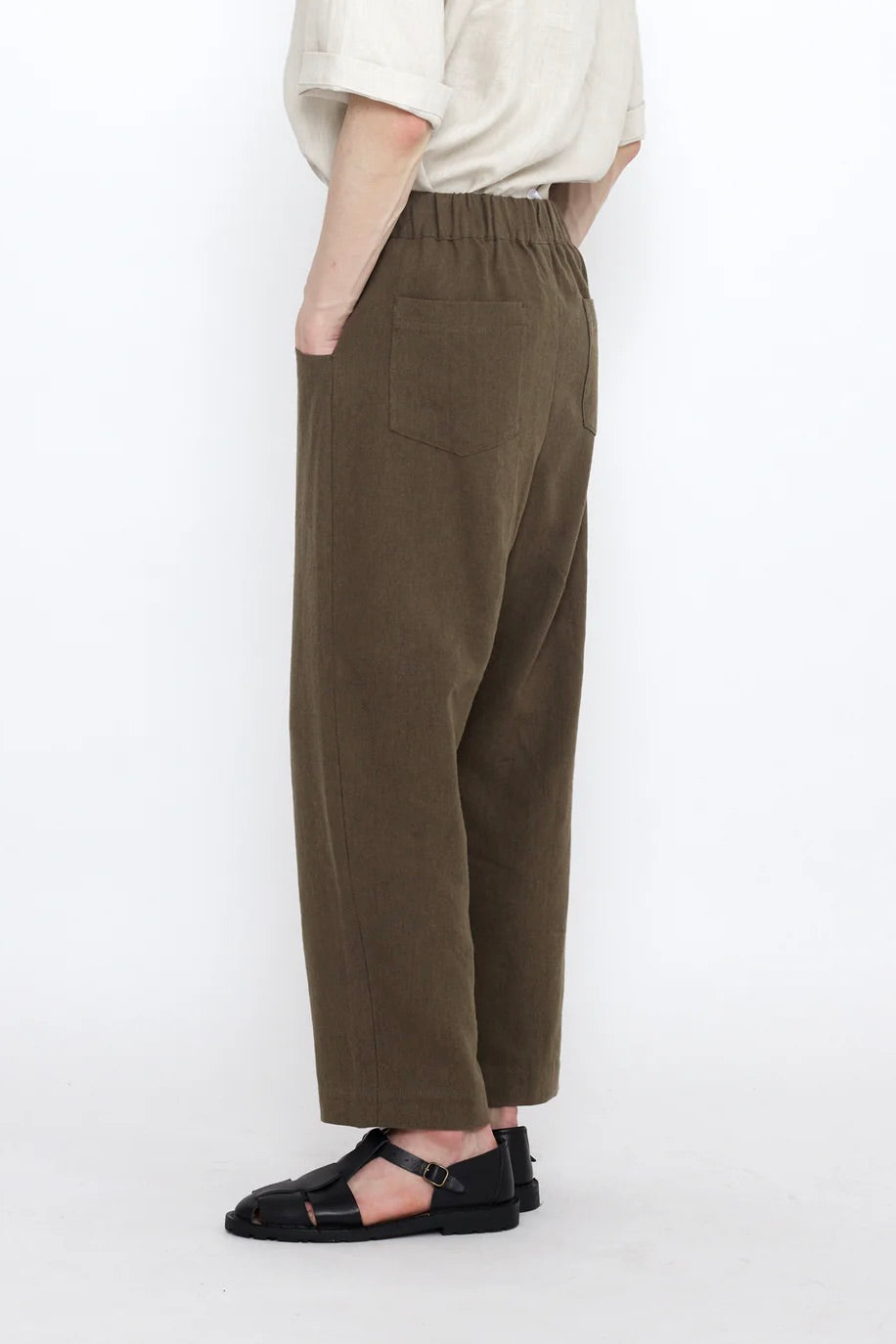 7115 by Szeki Signature Curved Legged Trouser SS25 / Olive