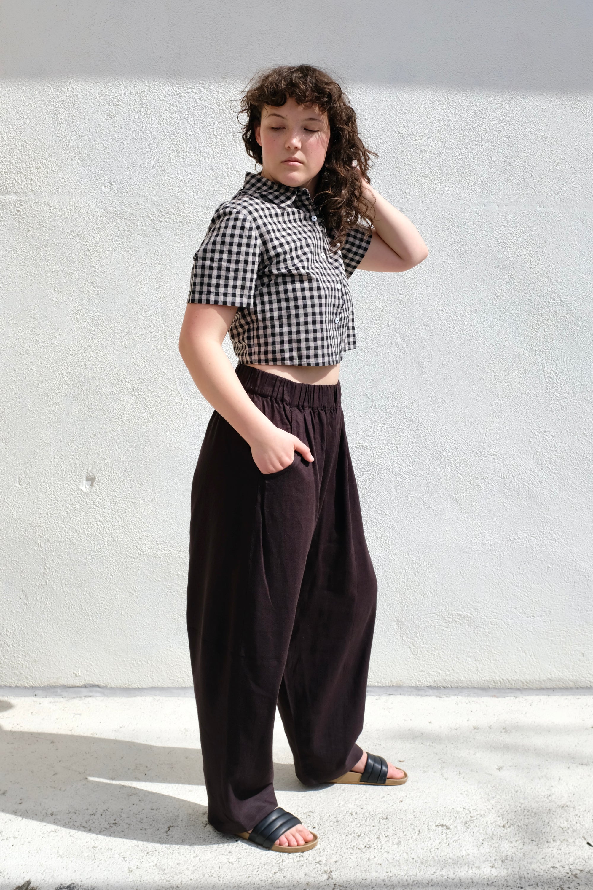7115 by Szeki Elastic Panel Barrel Trouser SS25 / Black