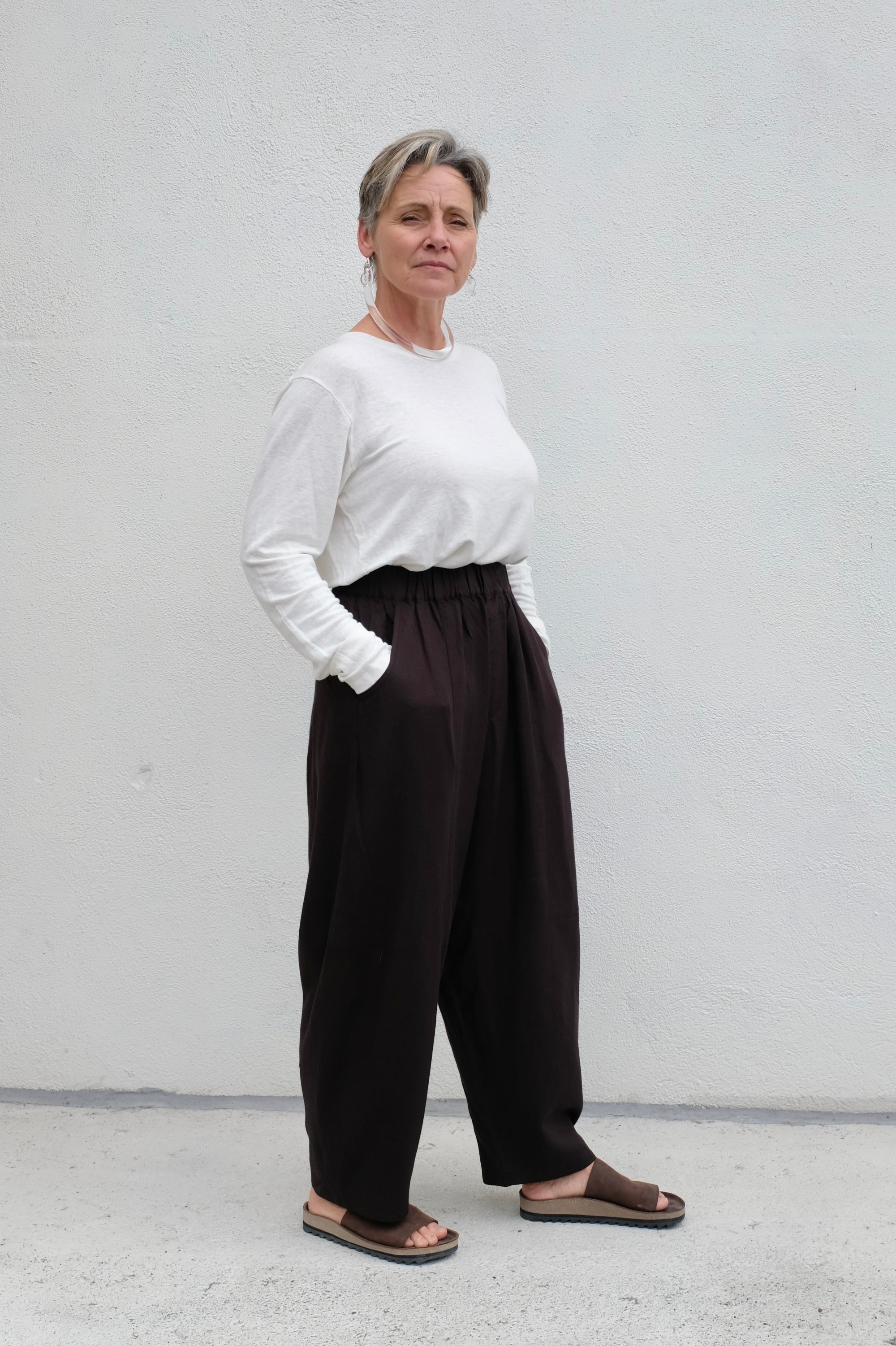 7115 by Szeki Elastic Panel Barrel Trouser SS25 / Black