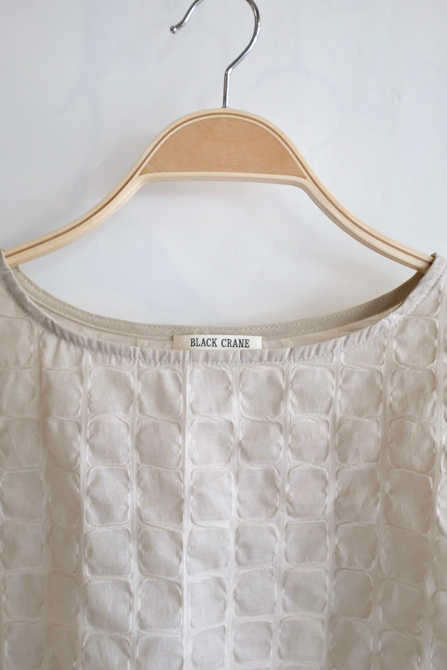 Pre-loved / Black Crane Beige Ripple Finish Top / Size Large