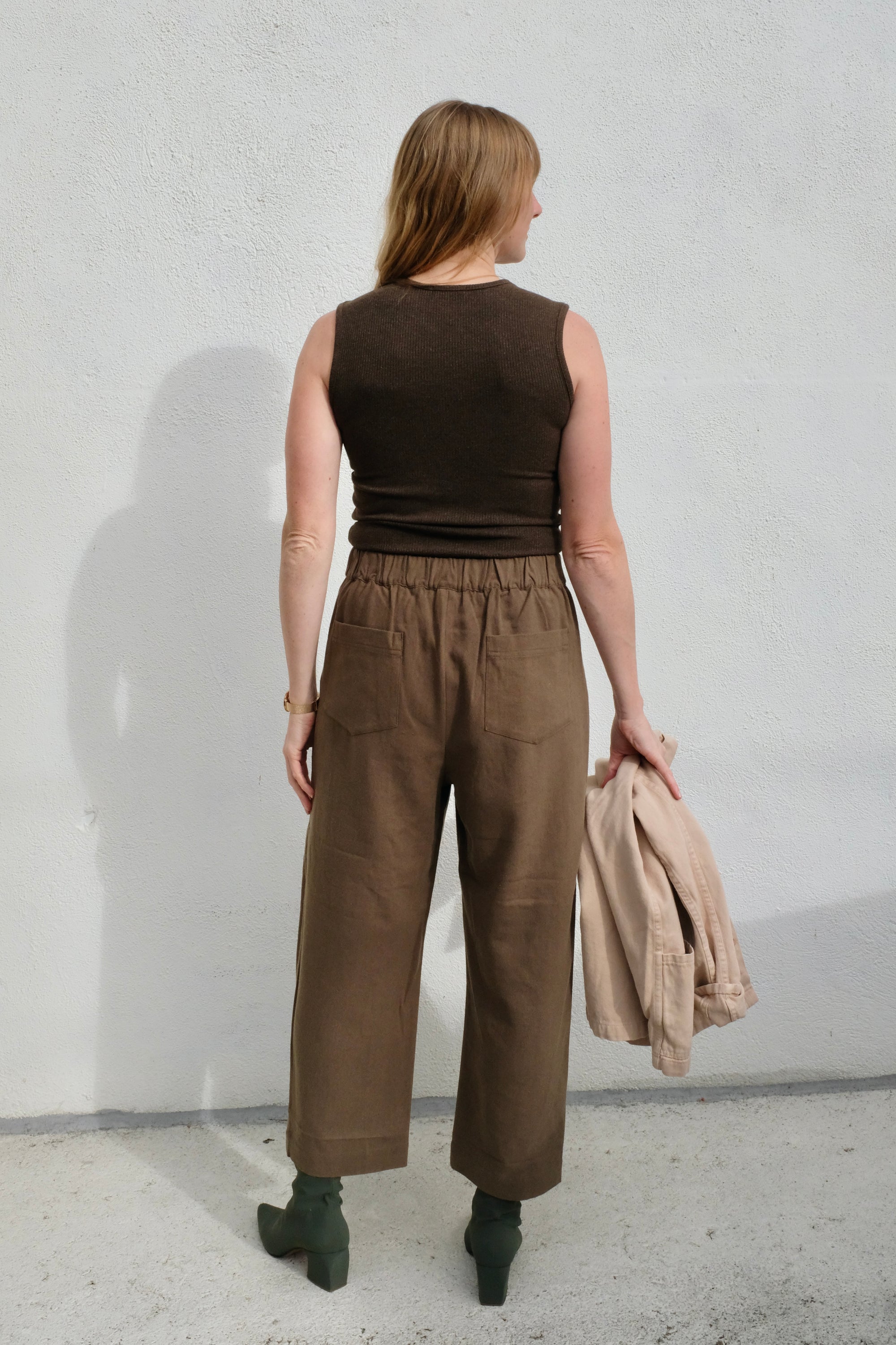 7115 by Szeki Signature Curved Legged Trouser SS25 / Olive