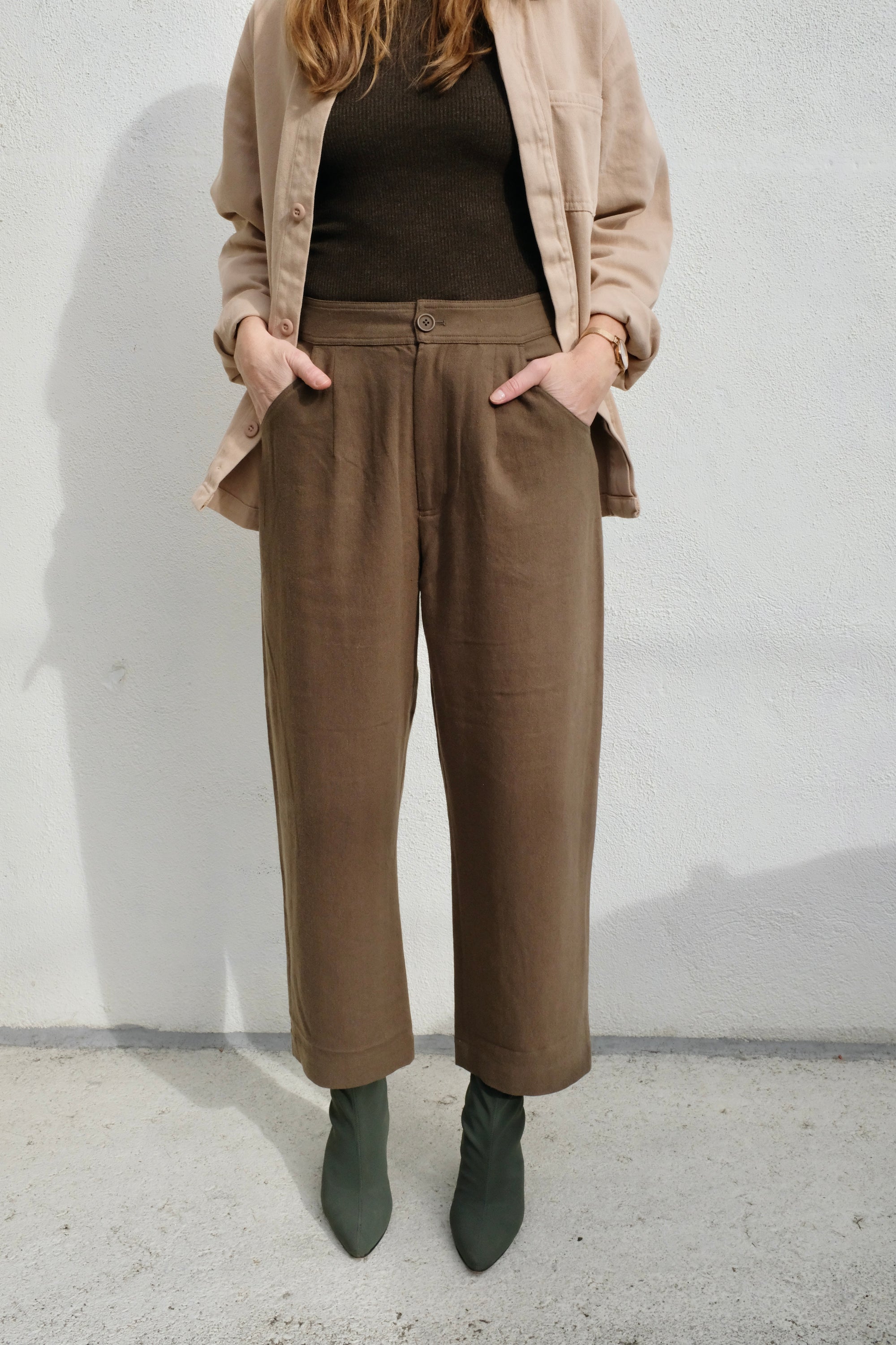 7115 by Szeki Signature Curved Legged Trouser SS25 / Olive