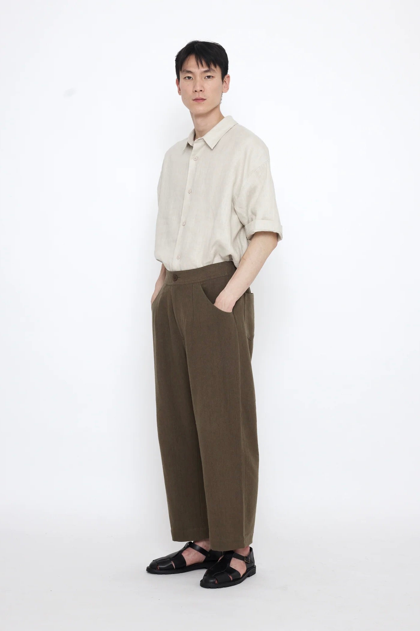 7115 by Szeki Signature Curved Legged Trouser SS25 / Olive