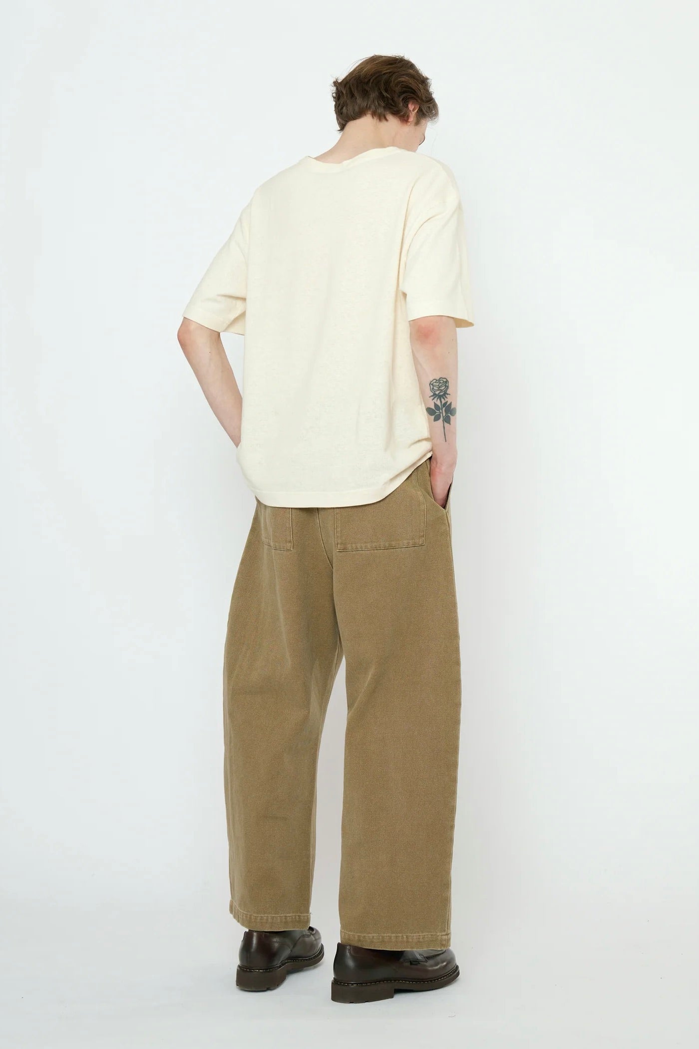 7115 by Szeki Tailored Curve Legged Trouser / Kelp