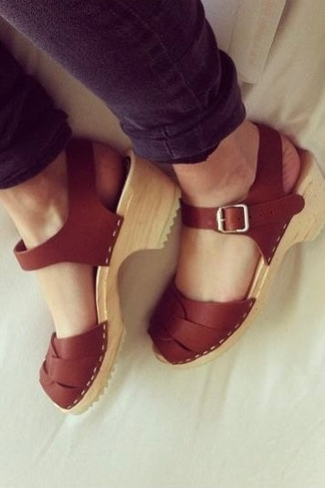 Lotta Low Peep Toe Clogs / Tan