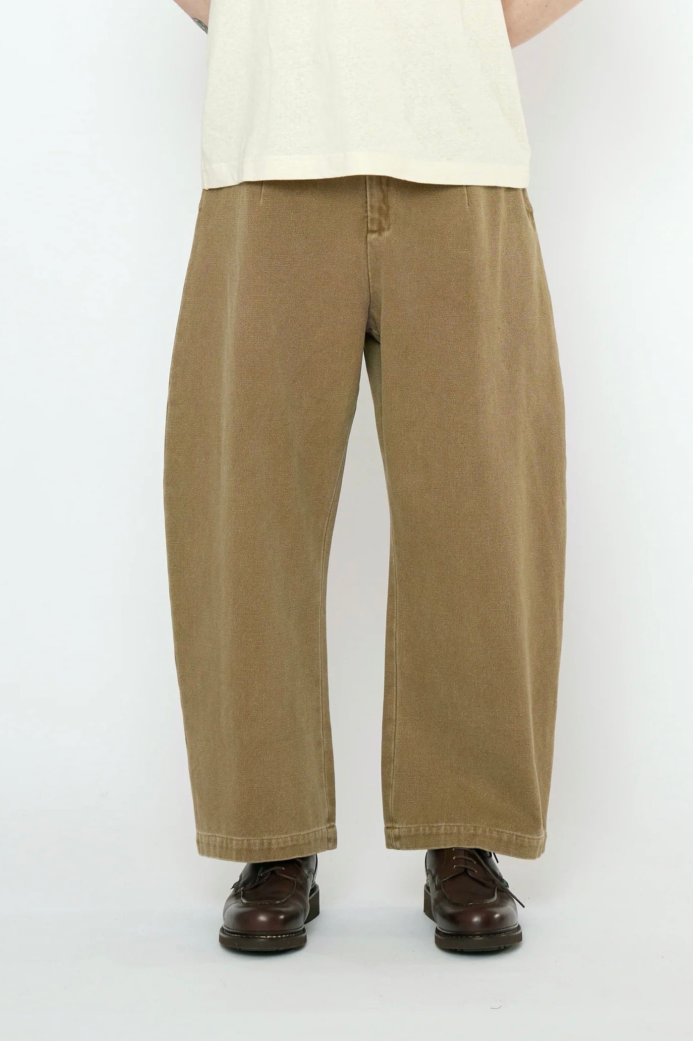 7115 by Szeki Tailored Curve Legged Trouser / Kelp