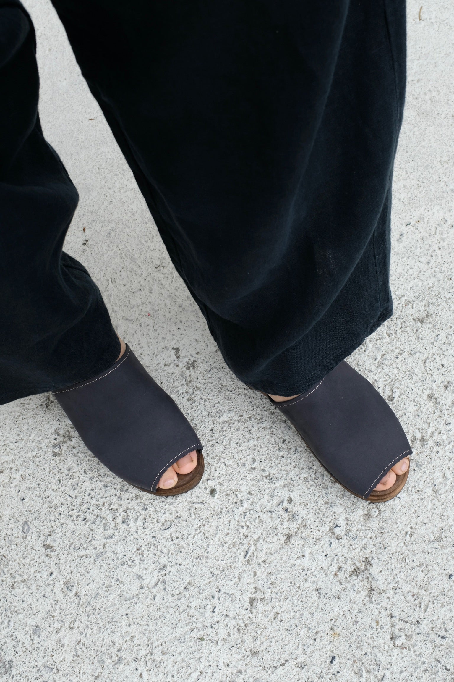 Berit Stitch Low Open Clog / Black