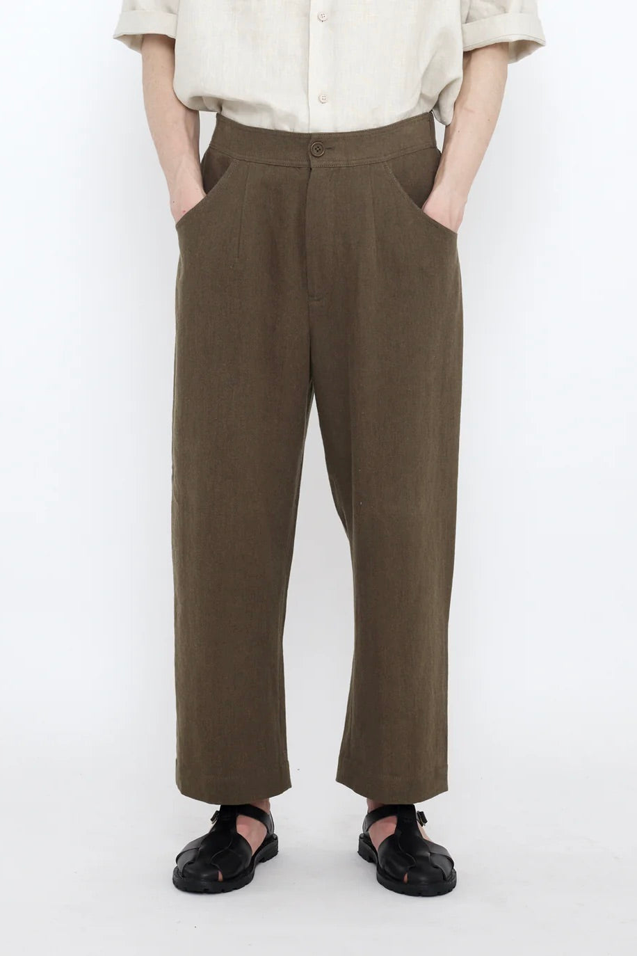 7115 by Szeki Signature Curved Legged Trouser SS25 / Olive