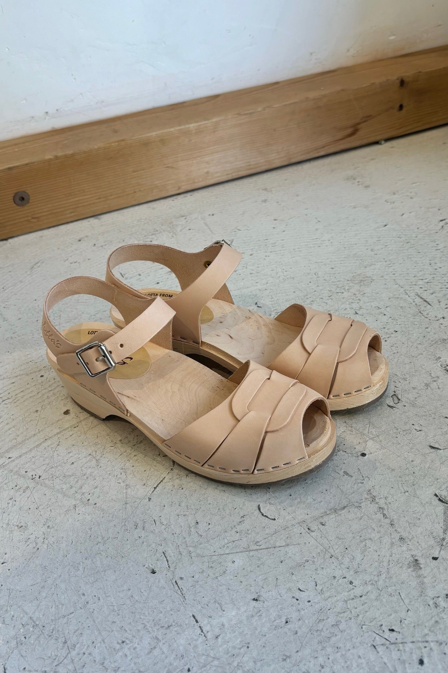 Lotta Low Peep Toe Clogs / Natural