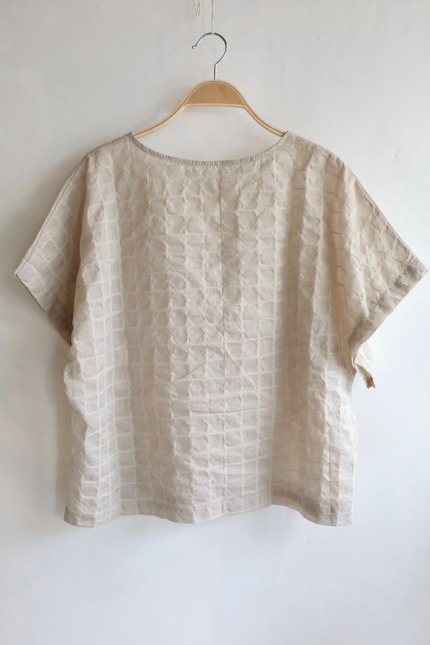 Pre-loved / Black Crane Beige Ripple Finish Top / Size Large
