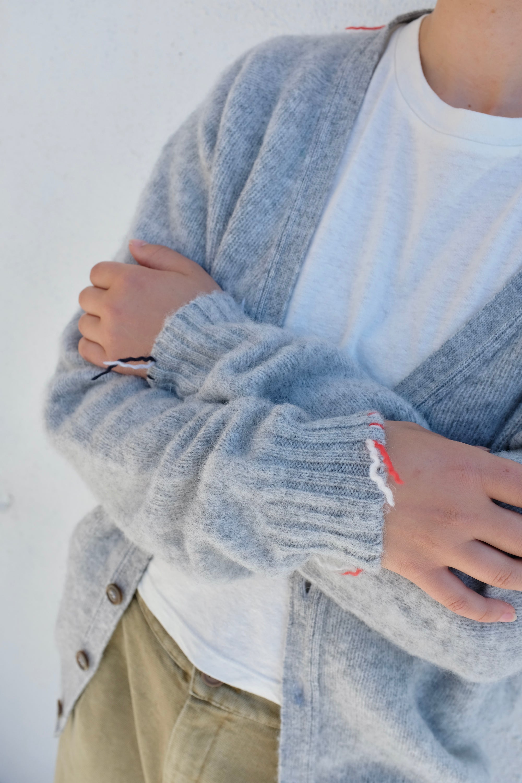 La Fetiche Beaton V Neck Cardigan / Light Grey