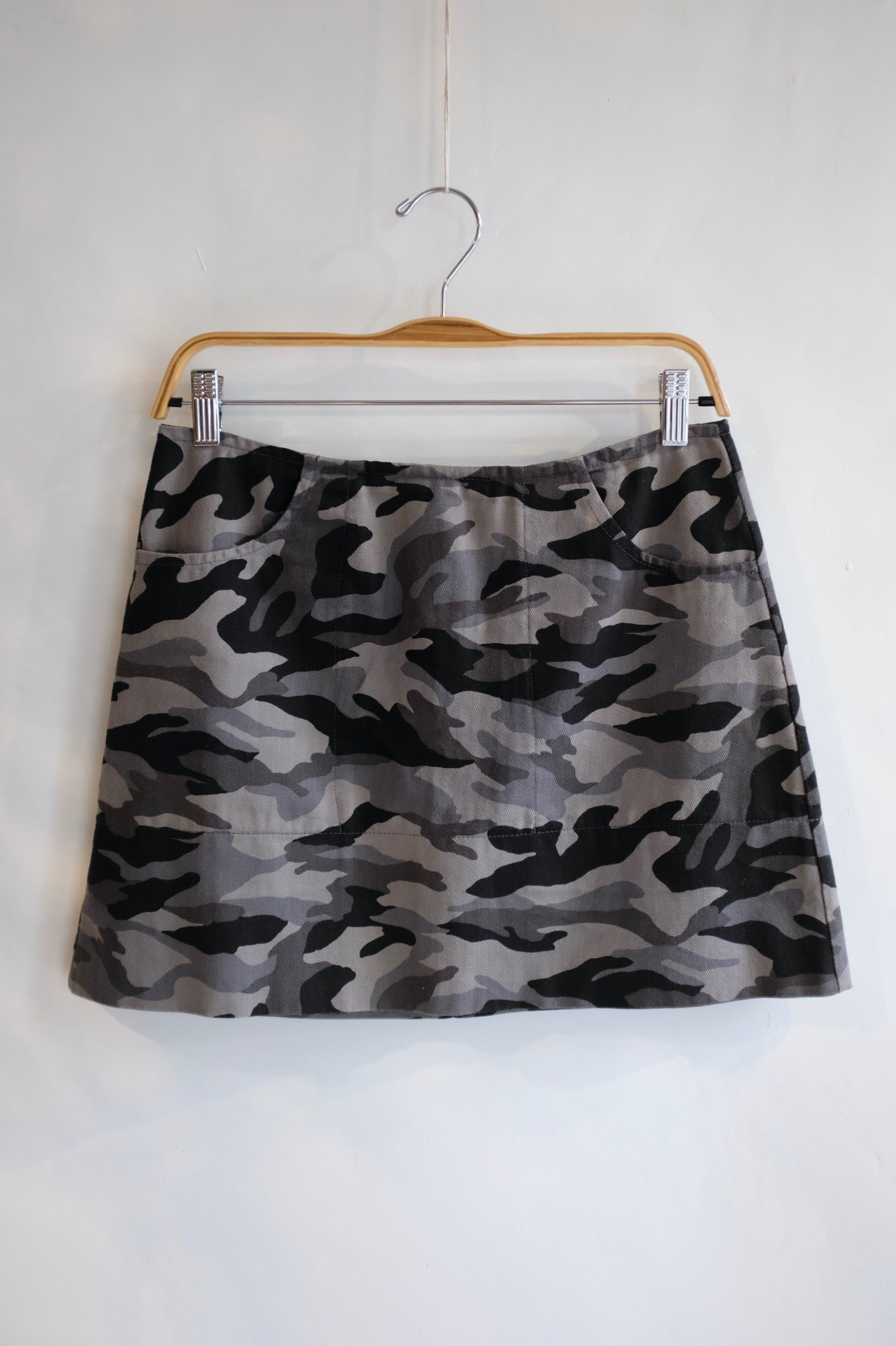Pre-loved / Smoking Lily Camo Mini Skirt / Size S
