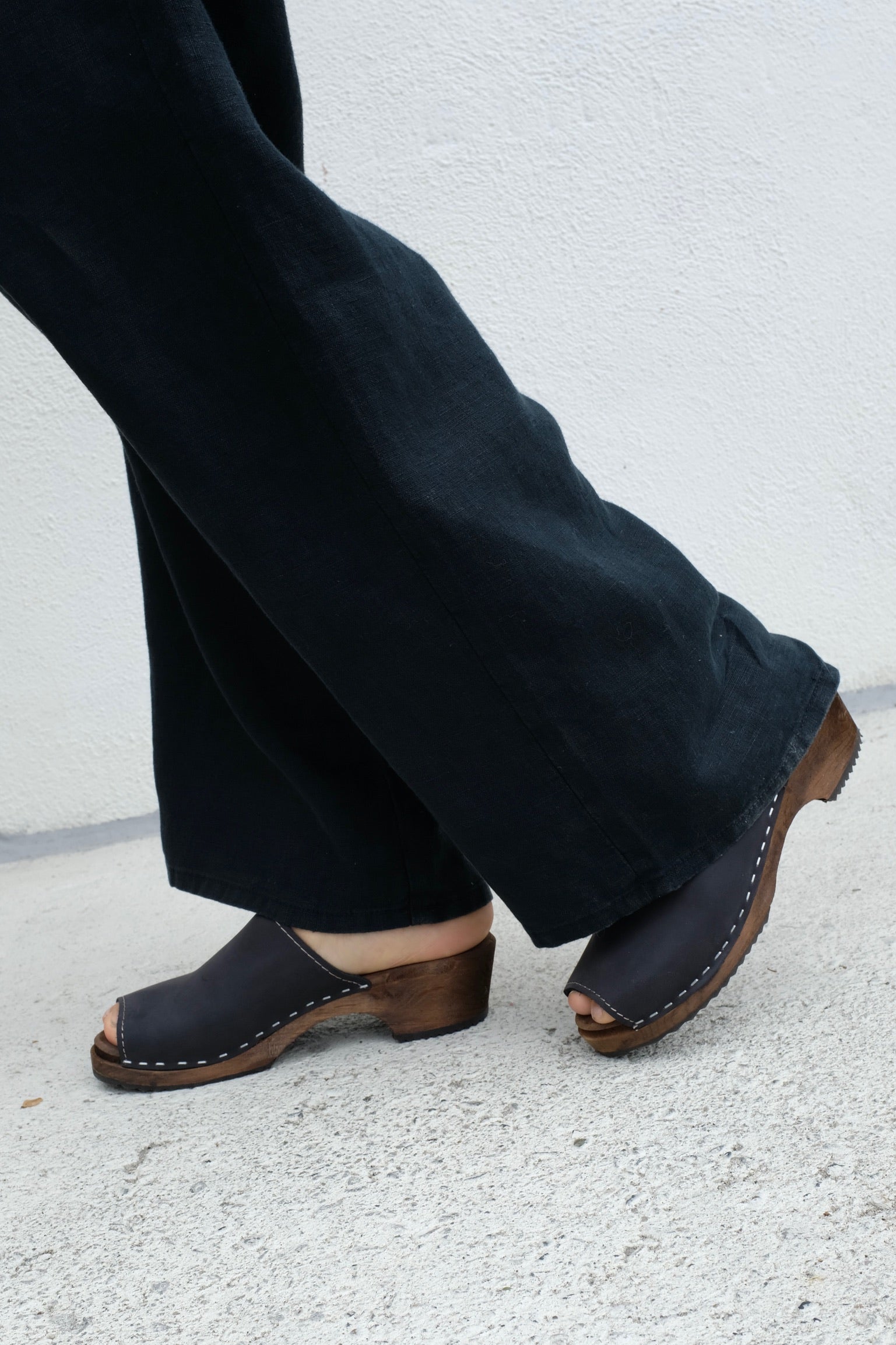 Berit Stitch Low Open Clog / Black