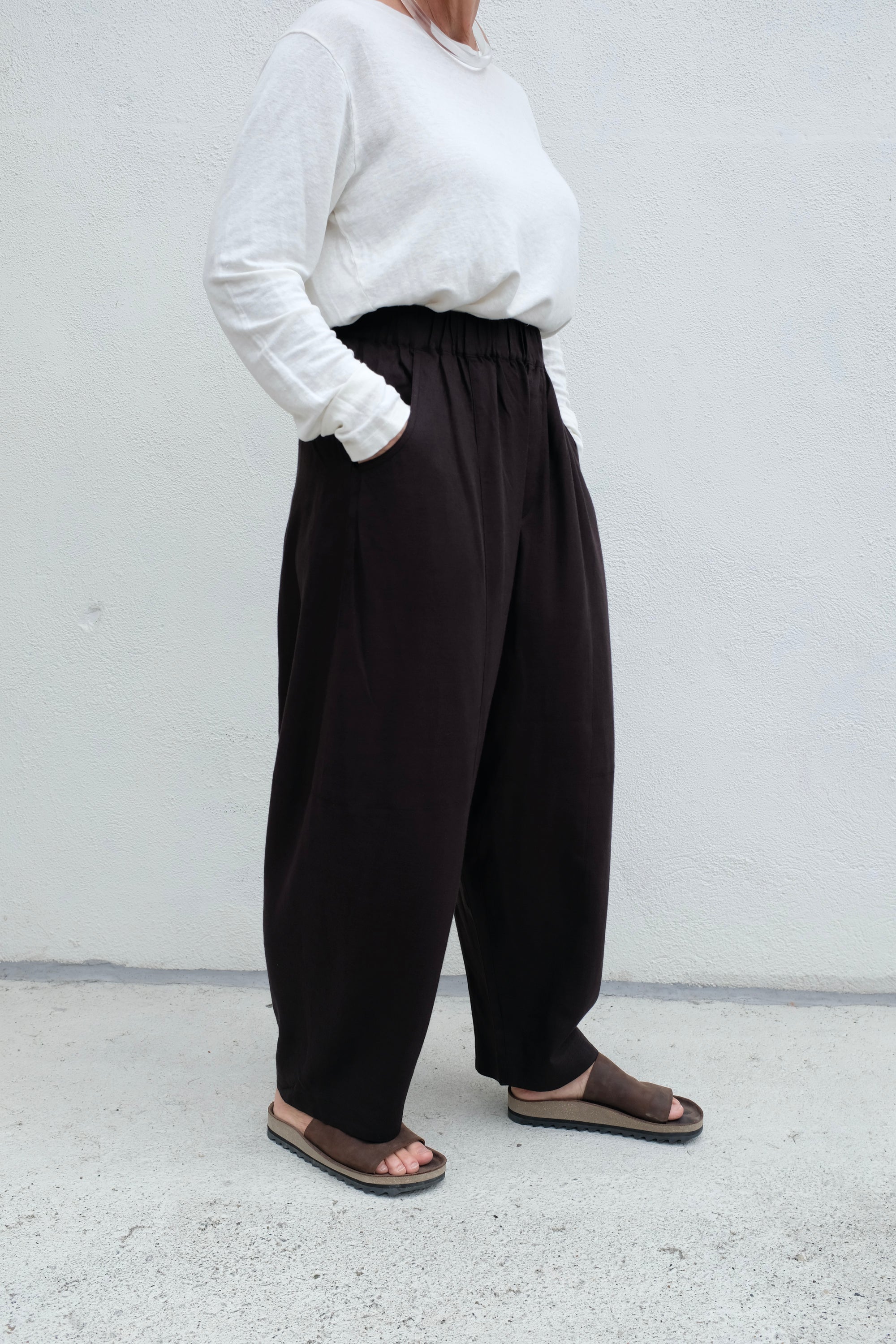 7115 by Szeki Elastic Panel Barrel Trouser SS25 / Black