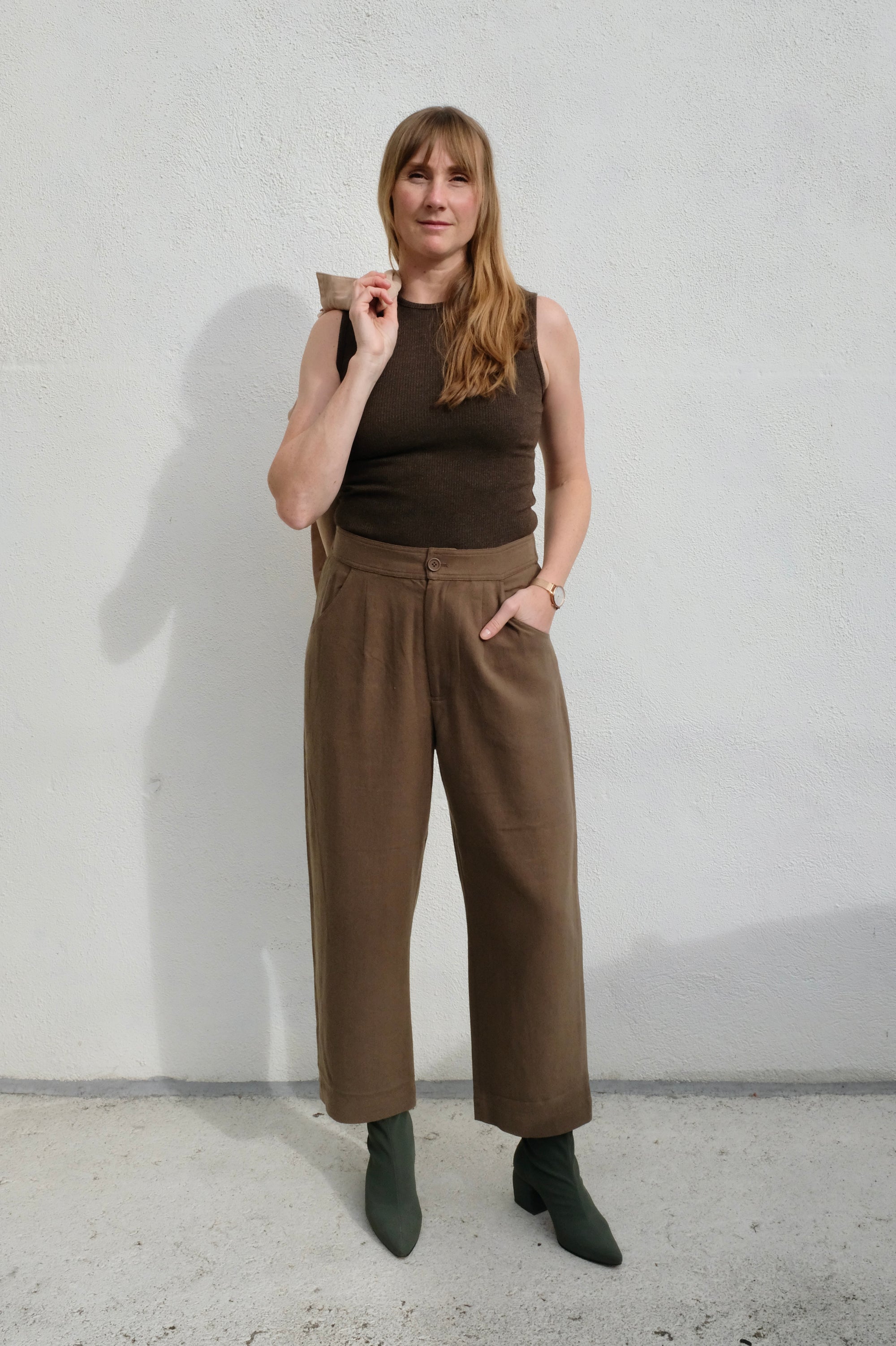 7115 by Szeki Signature Curved Legged Trouser SS25 / Olive
