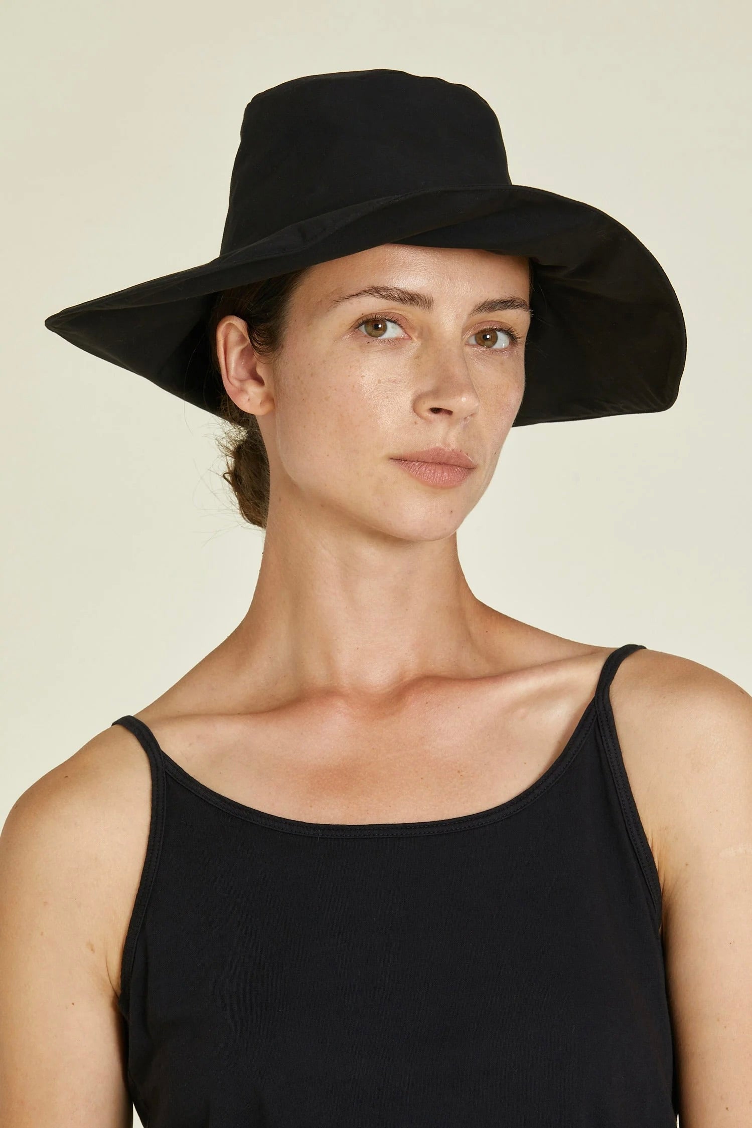 Black Crane Bendable Wavy Hat / Black