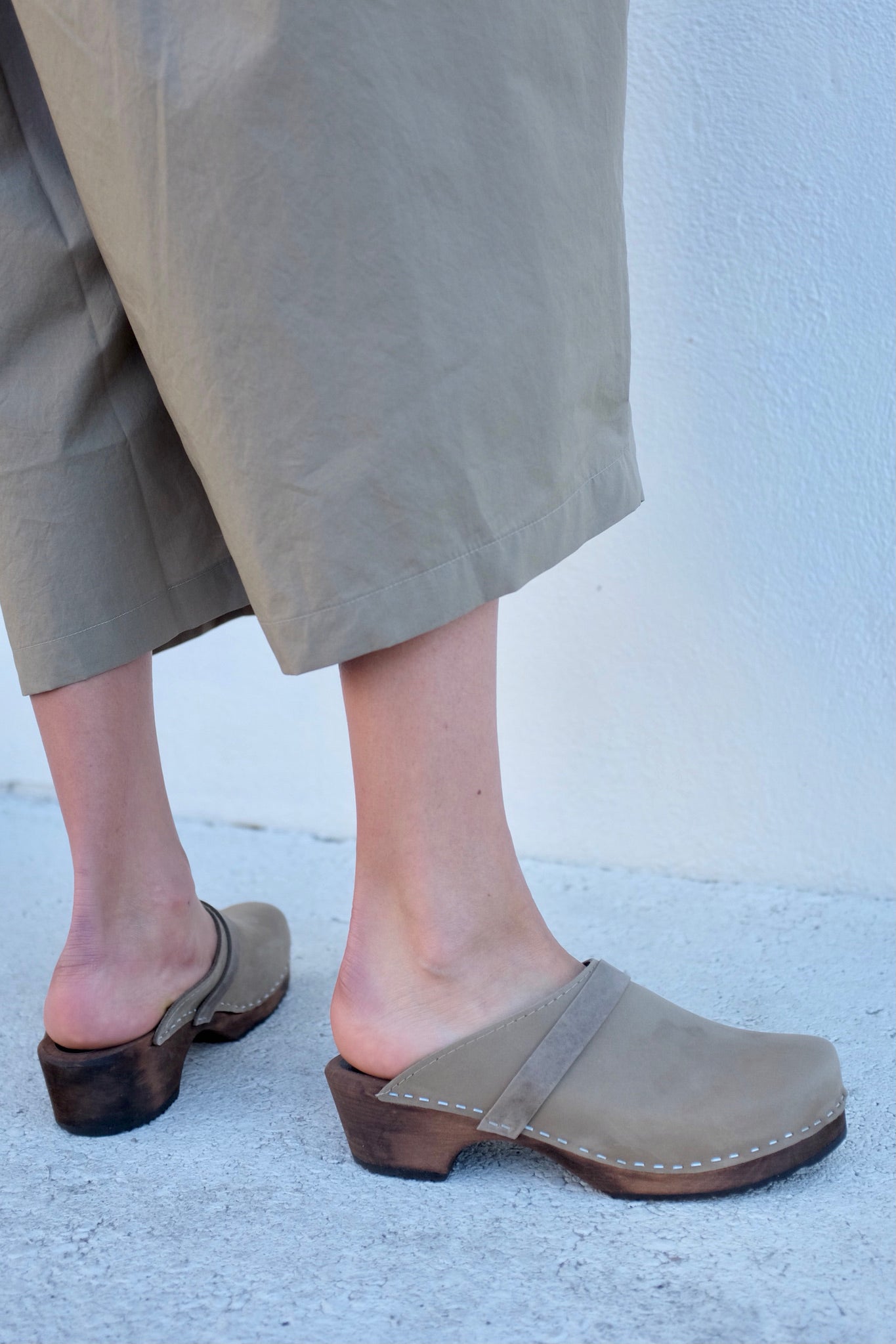 Lotta Classic Oiled Nubuck Clogs / Taupe