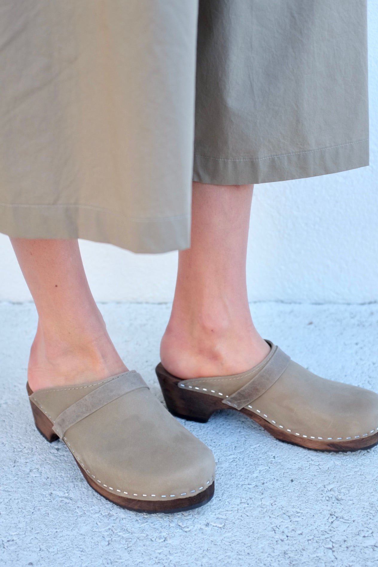 Lotta Classic Oiled Nubuck Clogs / Taupe