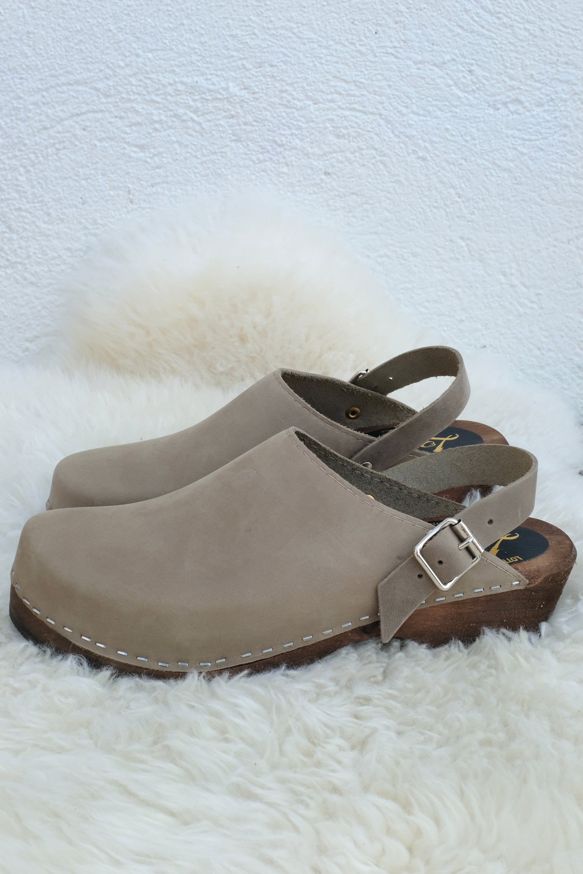 Classic Clogs With Strap / Taupe + Brown