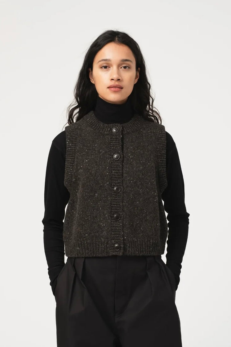 Girls of Dust Welsh Vest / Asphalt