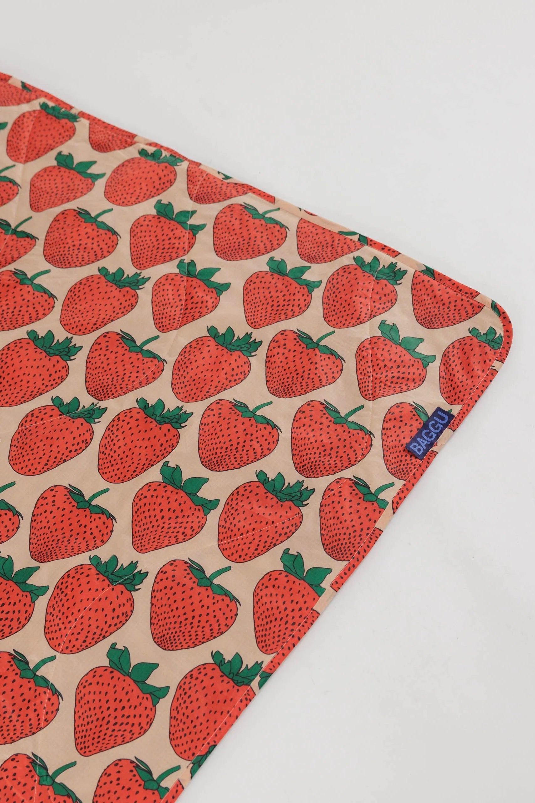 Baggu Puffy Picnic Blanket / Strawberry