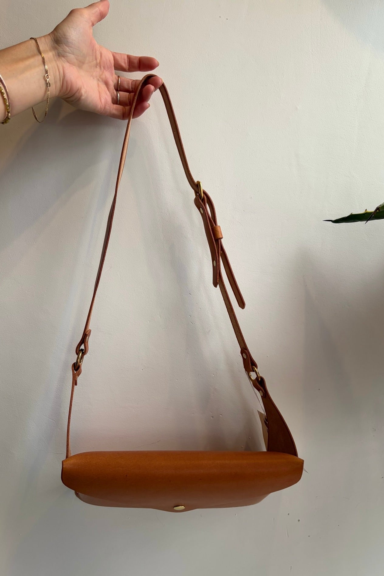 Day Off Plus Bag / Premium Italian Natural Veg Tan + Neon Pink Stitching