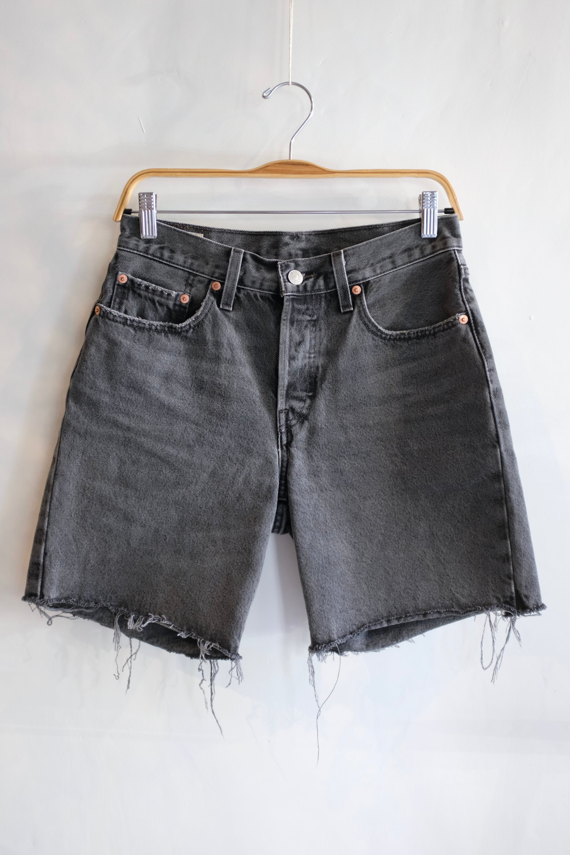 Pre-loved / Levi's 501 Black Denim Short / Size 26