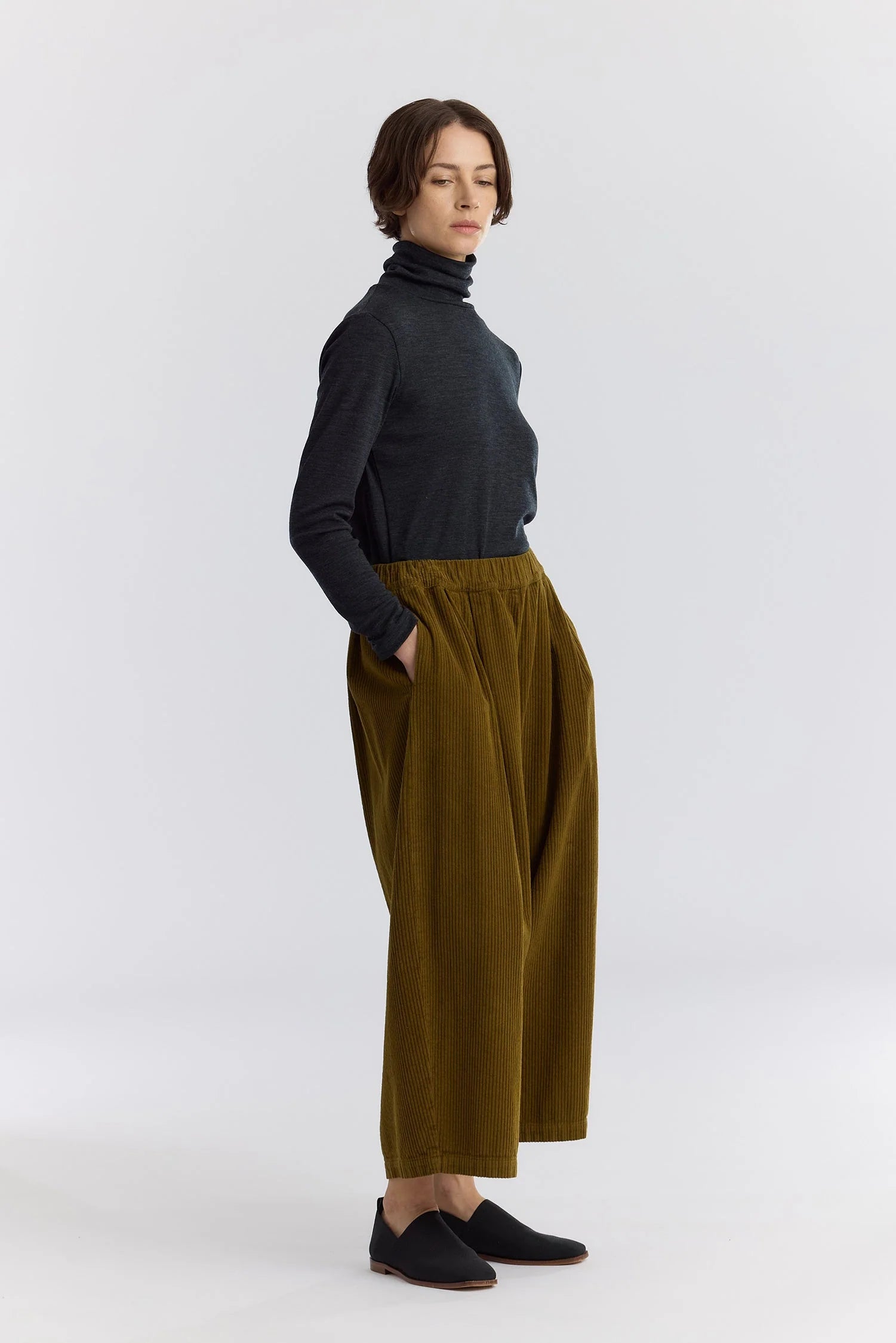 Black Crane Corduroy Wide Pants / Dark Olive