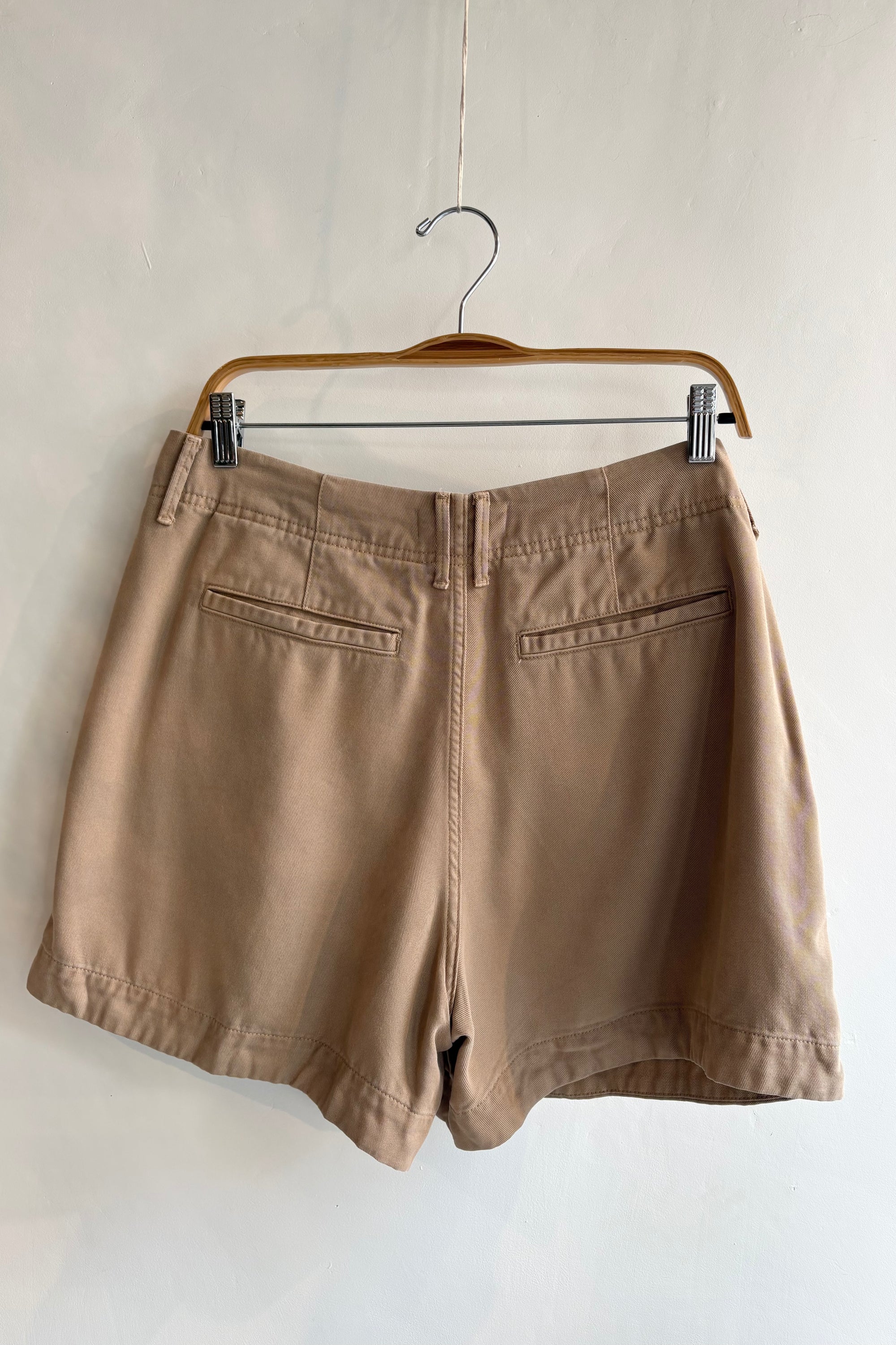 Pre-Loved / Everlane Shorts / Khaki Tan / Size 12