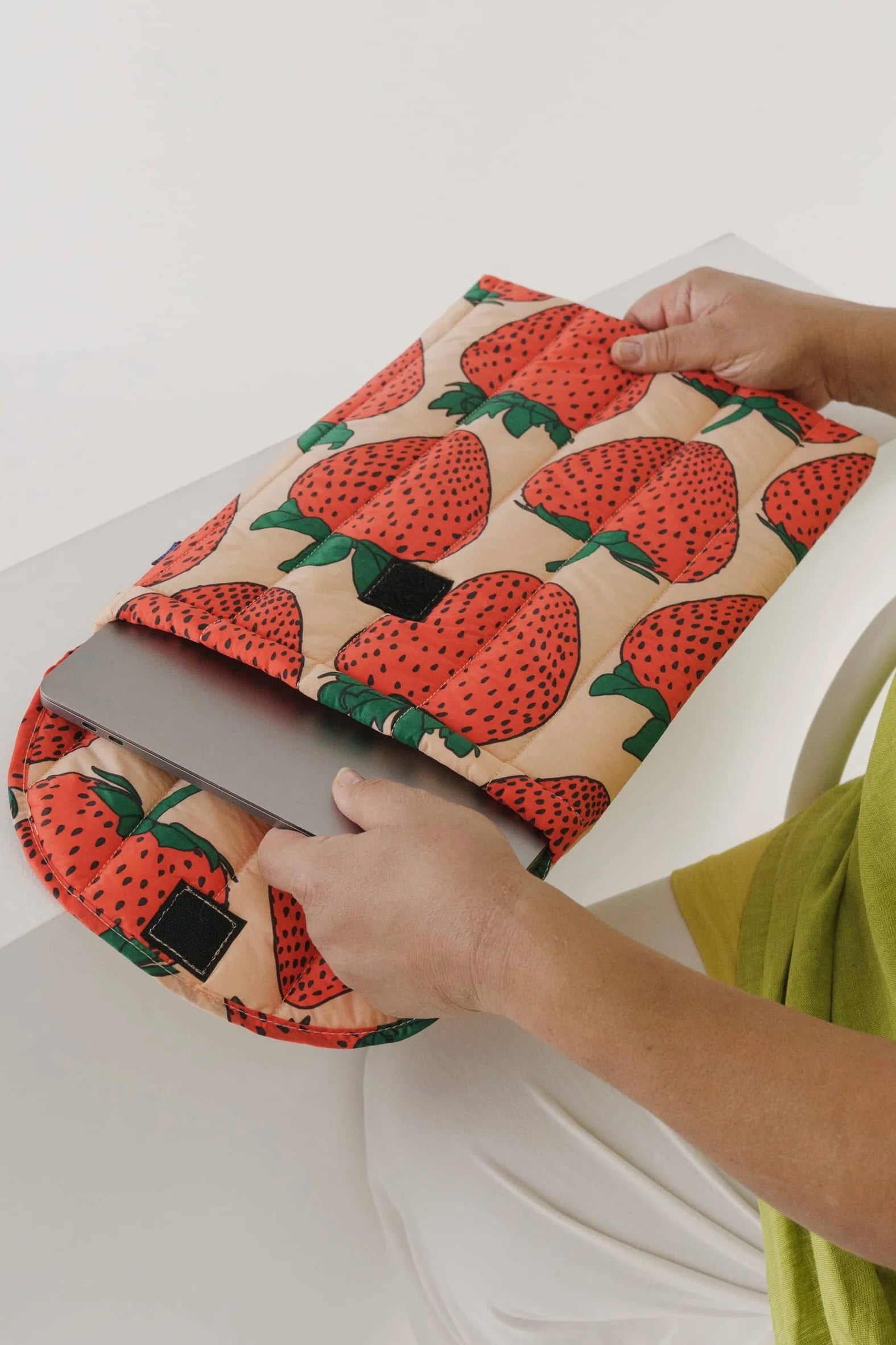 Baggu Puffy Laptop Sleeve / Strawberry