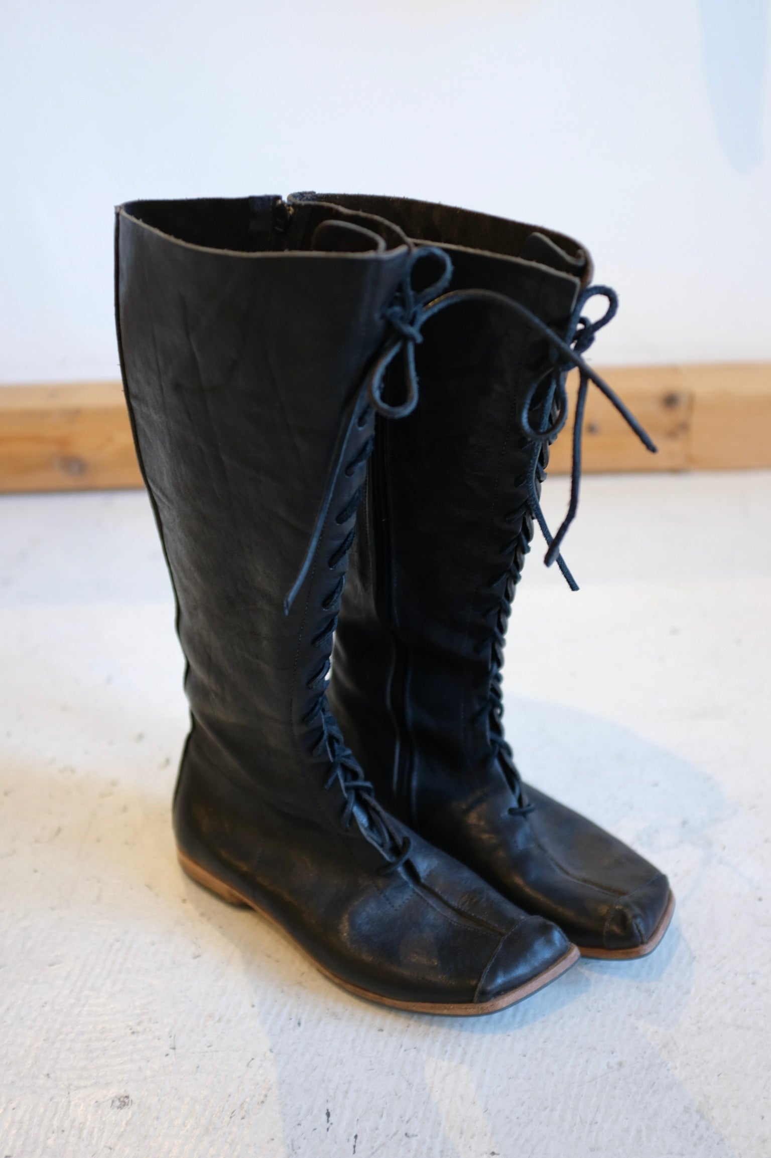 Pre-loved / Cydwoq Black Leather Boots / Size 38