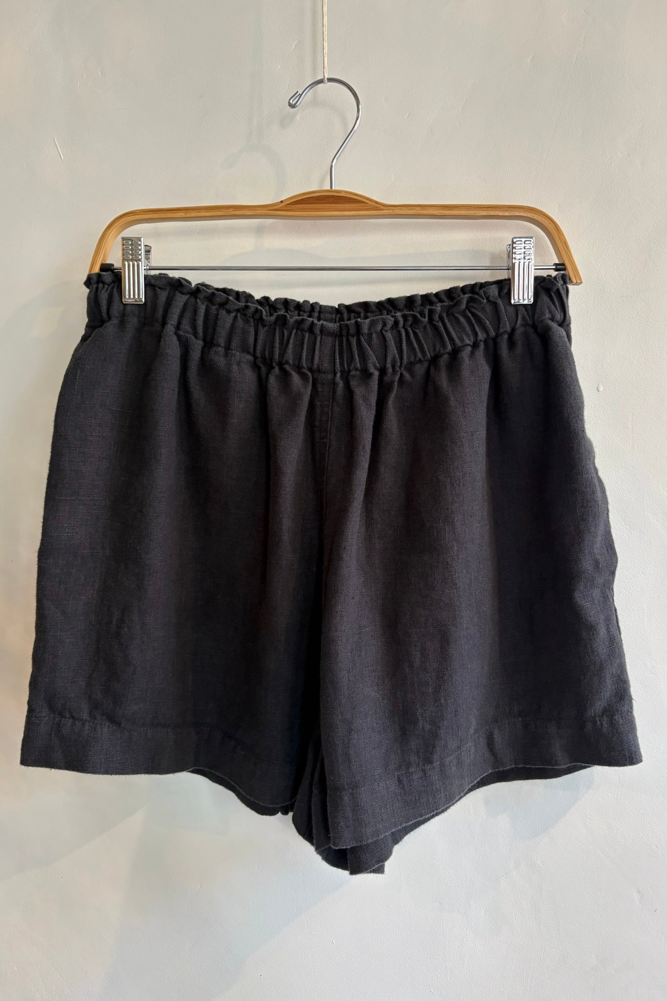 Pre-Loved / Shelter Linen Shorts / Black / Large