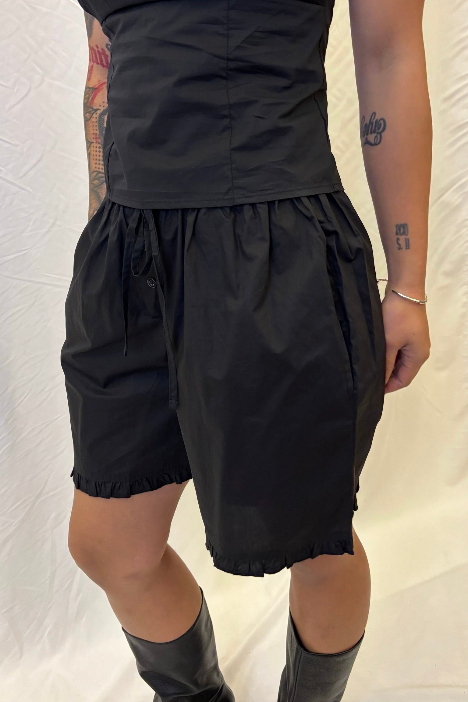 Dejij Studios Flounce Short / Black