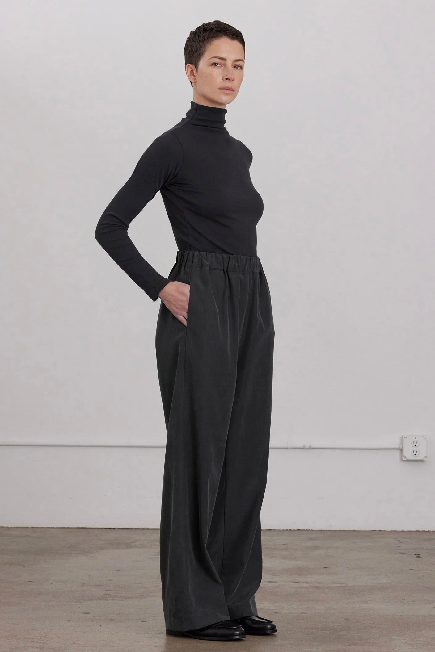 Straight Pants / Black