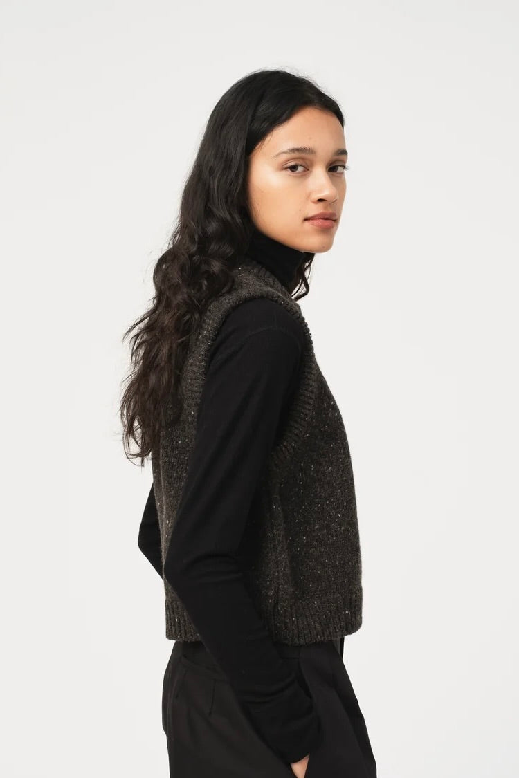 Girls of Dust Welsh Vest / Asphalt