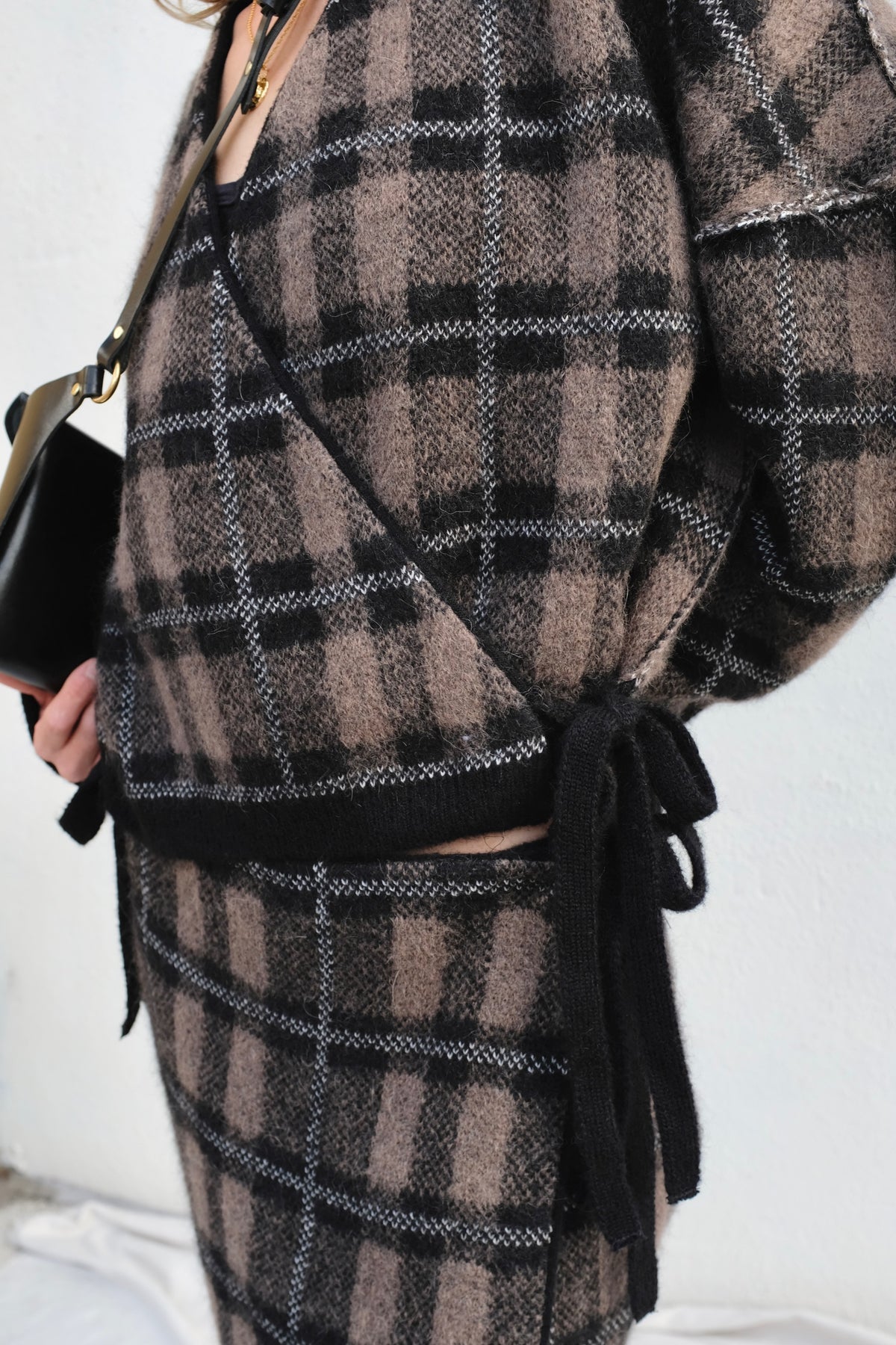 Hokkori Cardigan / Black + Taupe