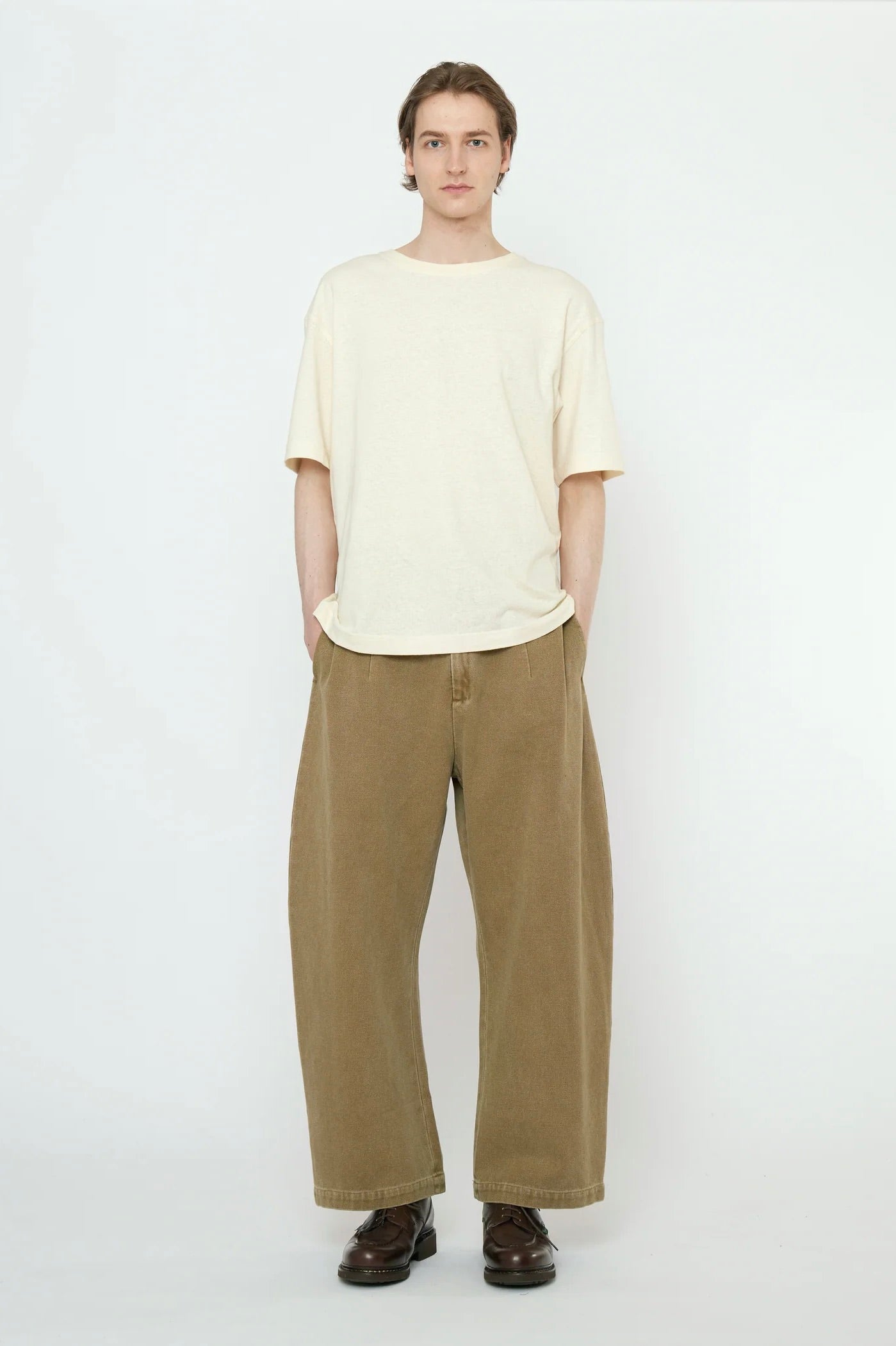 7115 by Szeki Tailored Curve Legged Trouser / Kelp