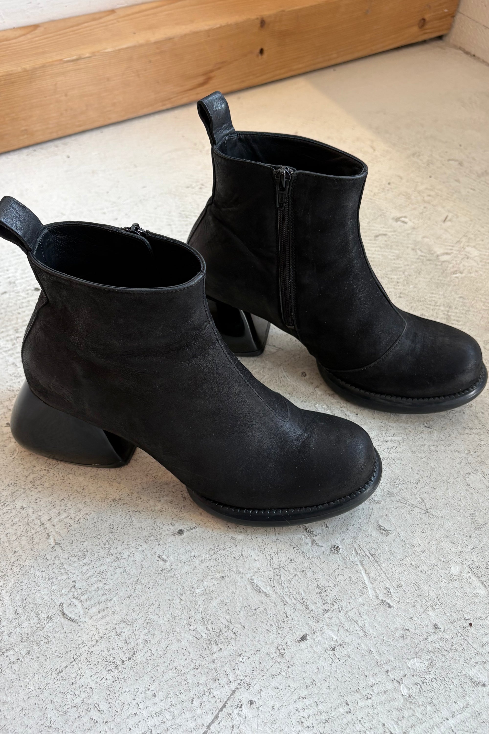 Pre-Loved / John Fluevog Leather Boot / Black / Size 8